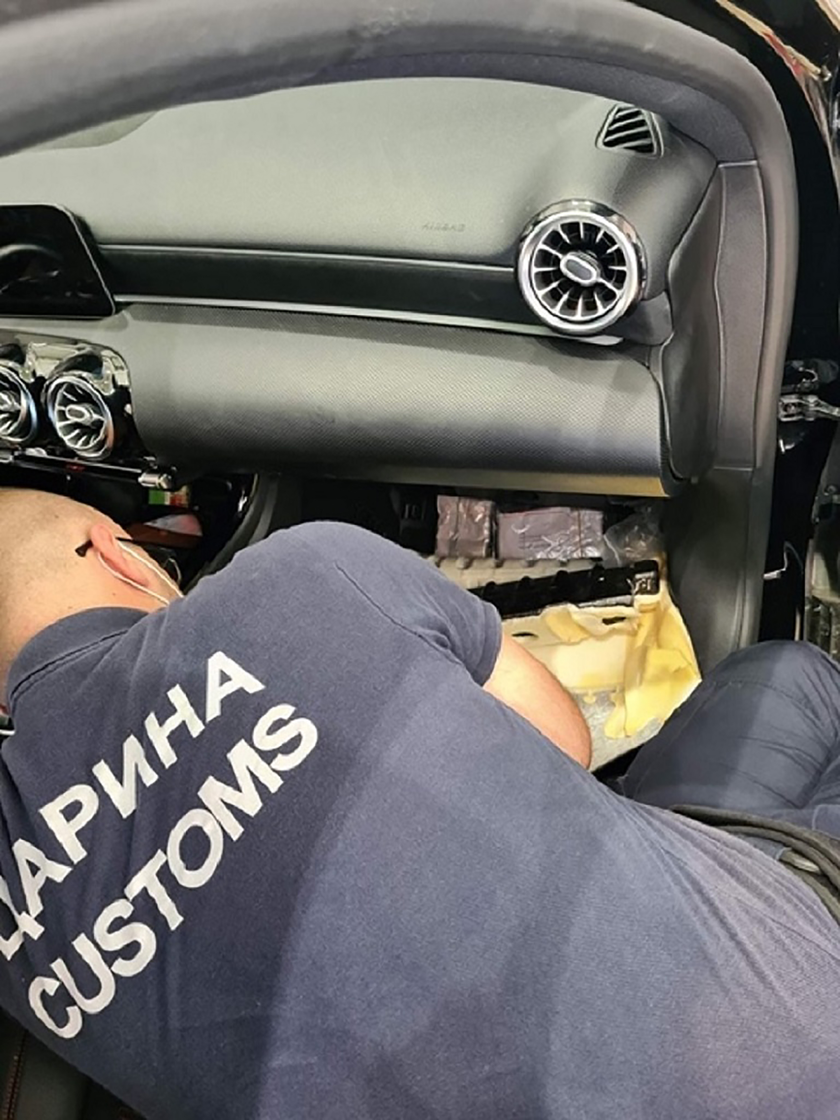 novac ispod tapacirunga nercedesa na Horgosu 10 07 2020