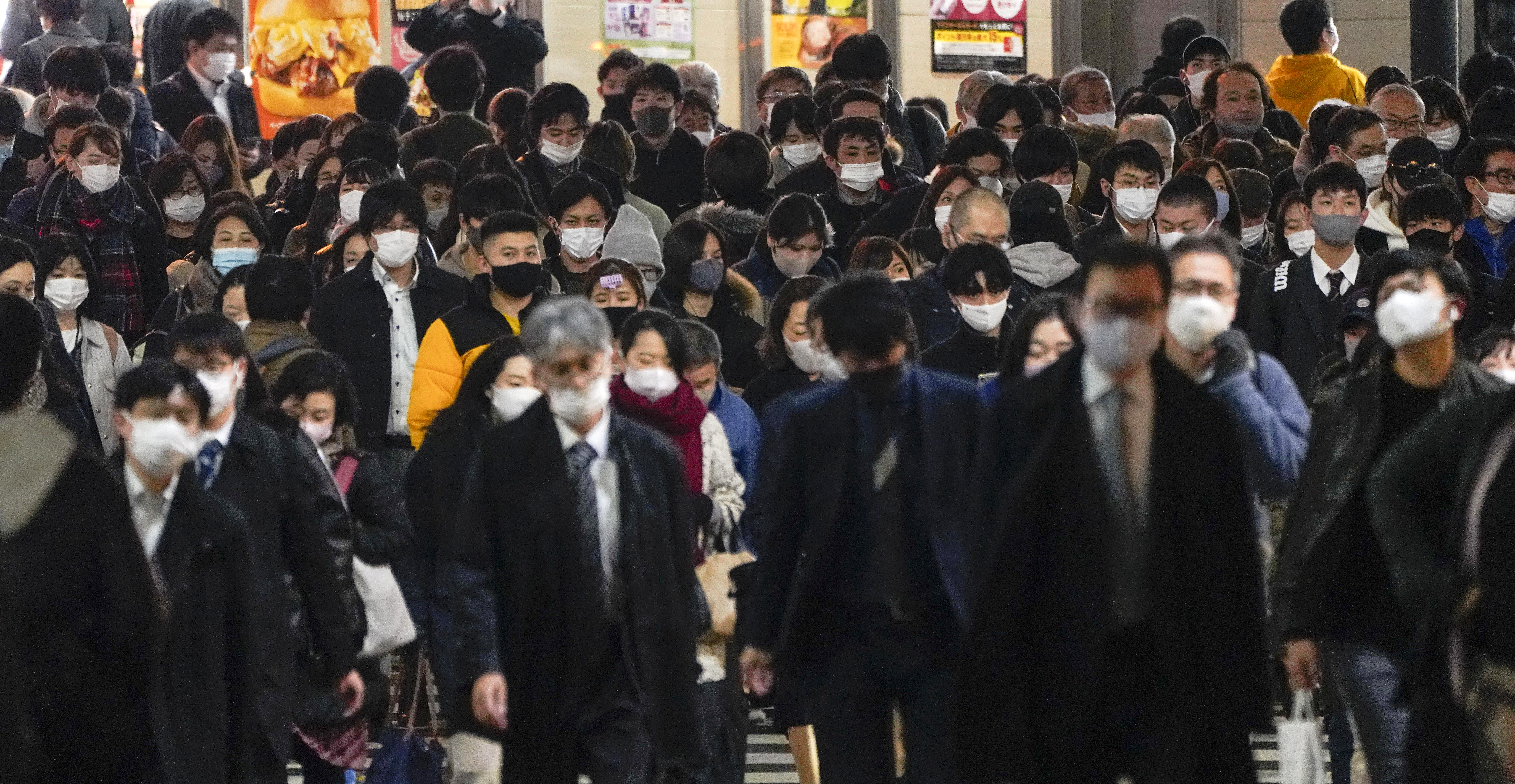 epa08874284 Commuters walk toward Shinjuku railway station in Tokyo, Japan, 10 December 2020. The number of new coronavirus cases in Tokyo have topped 600 in a day for the first time.  EPA-EFE/KIMIMASA MAYAMA