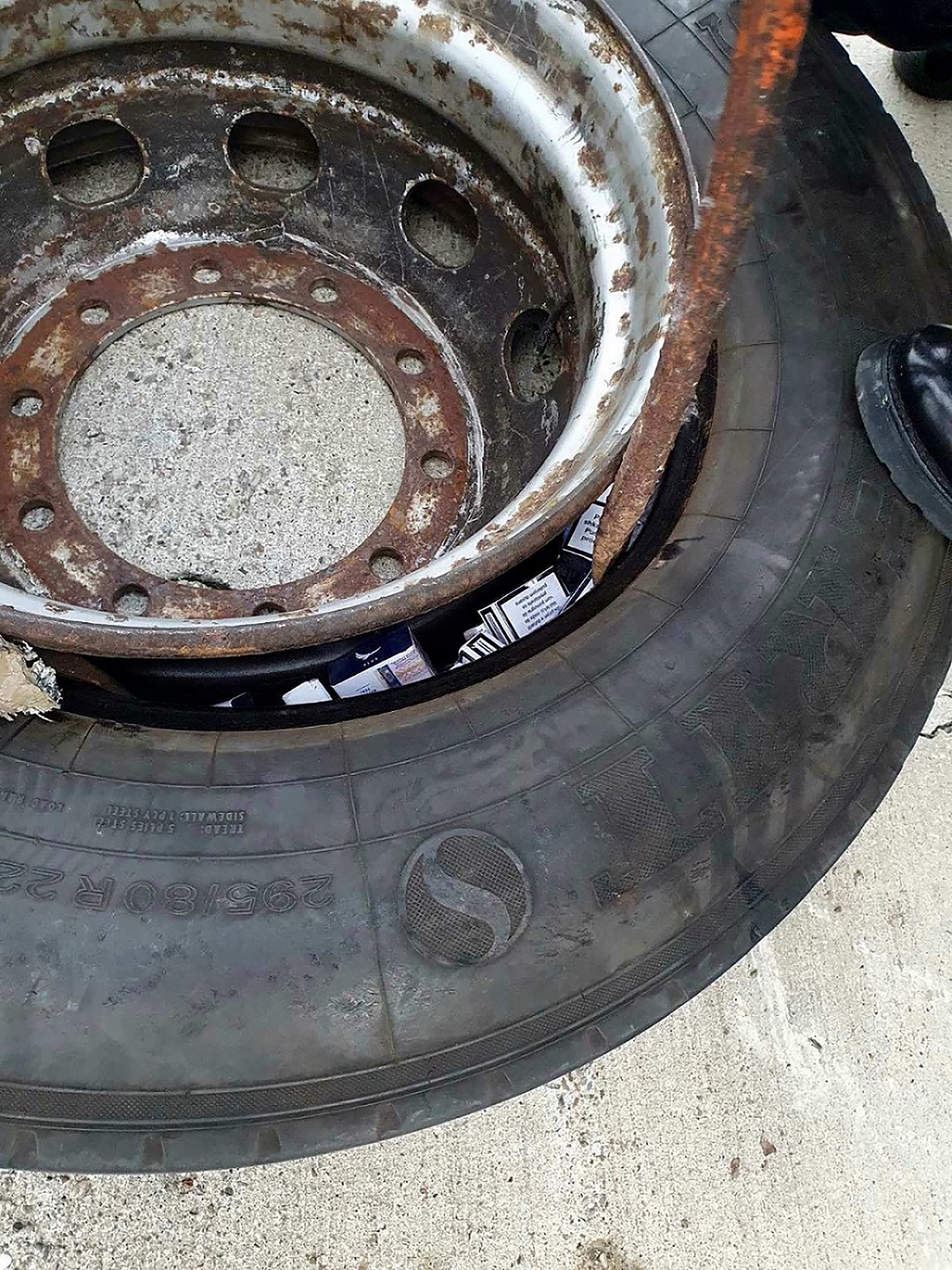 Batrovci, 4. novembra 2020. - Carinici su u saradnji sa policijom na granicnom prelazu Batrovci  sprecili pokusaj jednog vozaca autobusa da prokrijumcari 11.000 cigareta, koje je "spakovao" u unutrasnjost rezervnog tocka.  TANJUG / UPRAVA CARINA / an