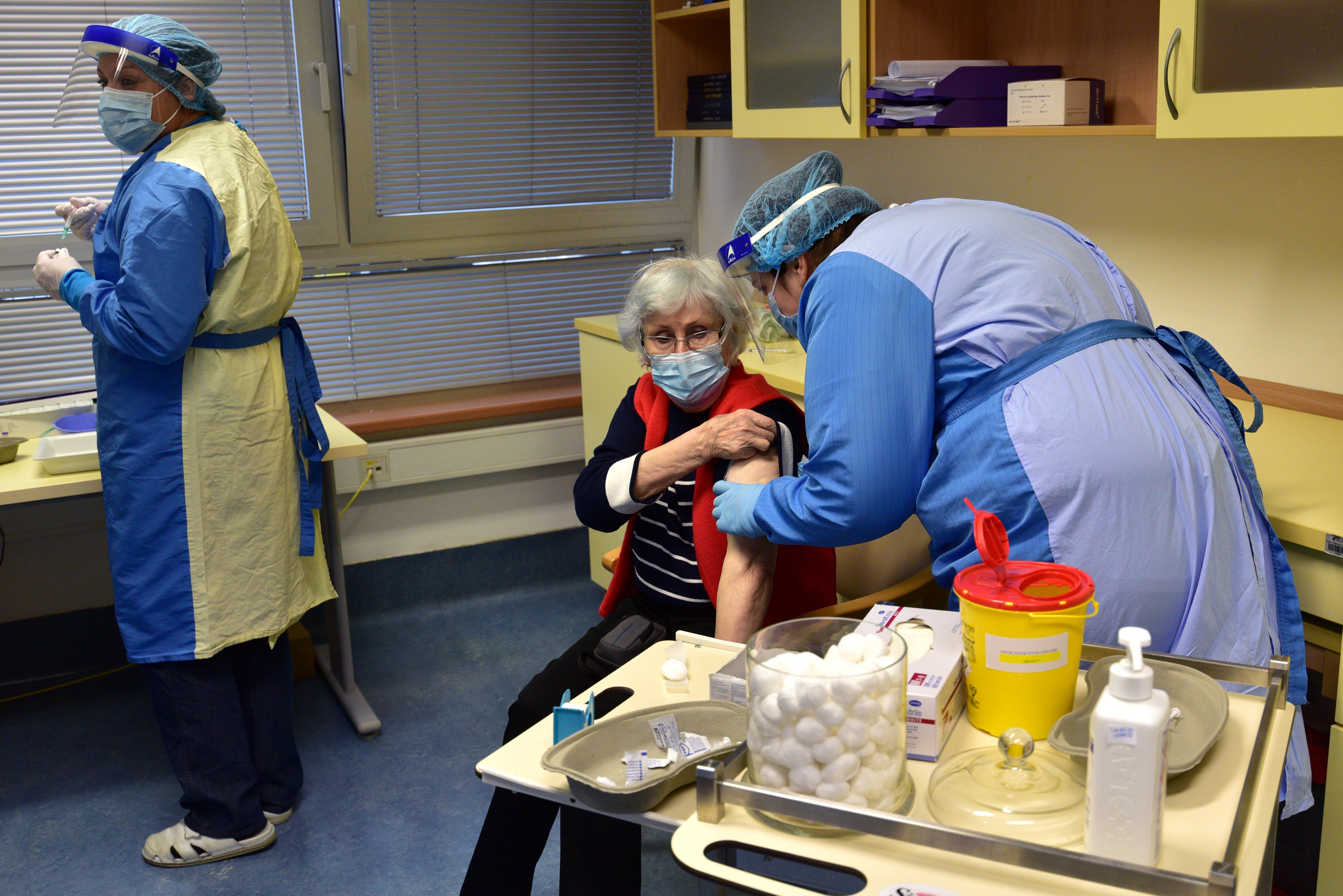 epa08905645 A Slovenian patient (C) receives a vaccine of the Pfizer-BioNTech against the COVID-19 at the Home for Elderly people Fuzine, in Ljubljana, Slovenia, 27 December 2020.  EPA-EFE/IGOR KUPLJENIK