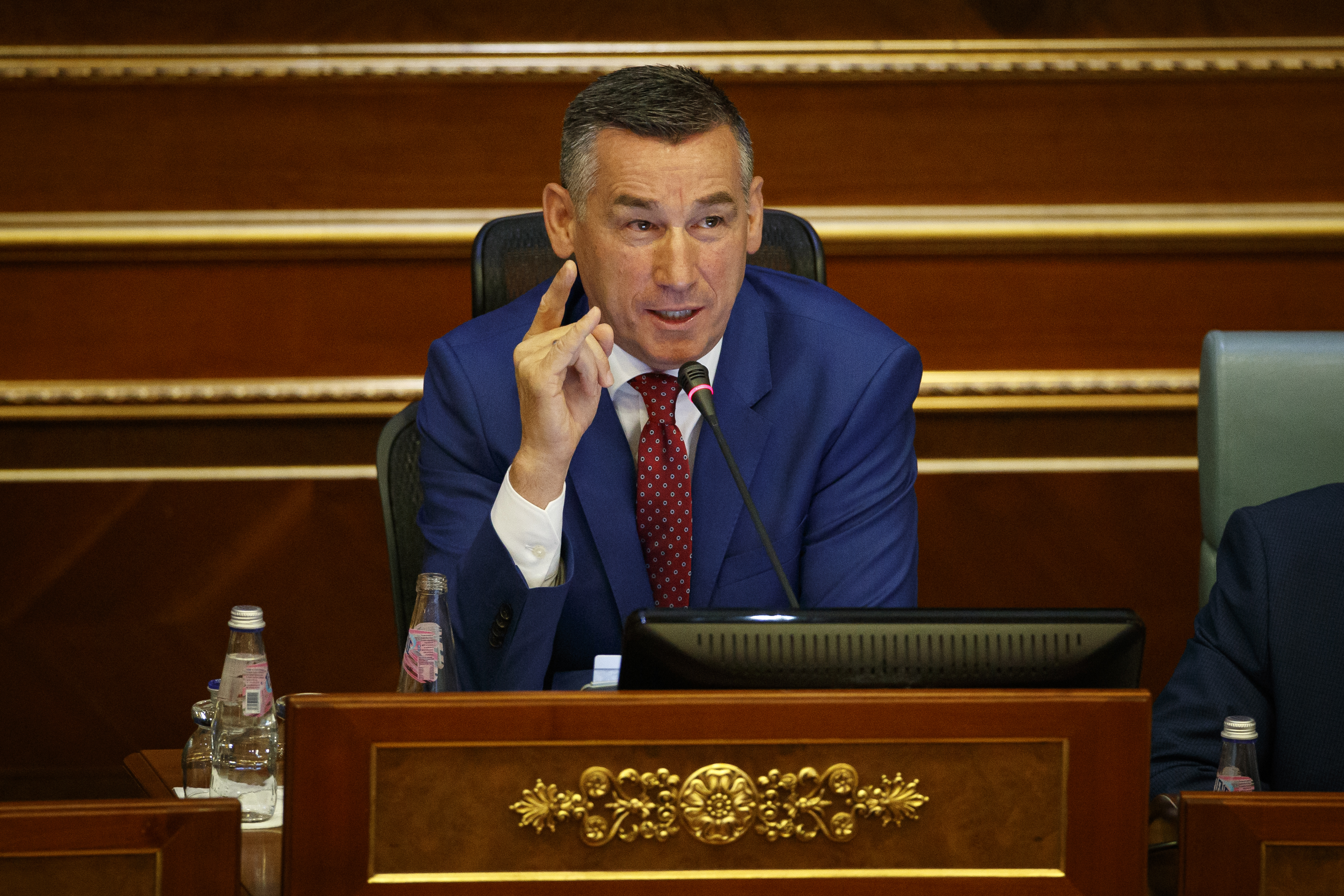 Kosovo legislators backed a motion for the dissolution of parliament