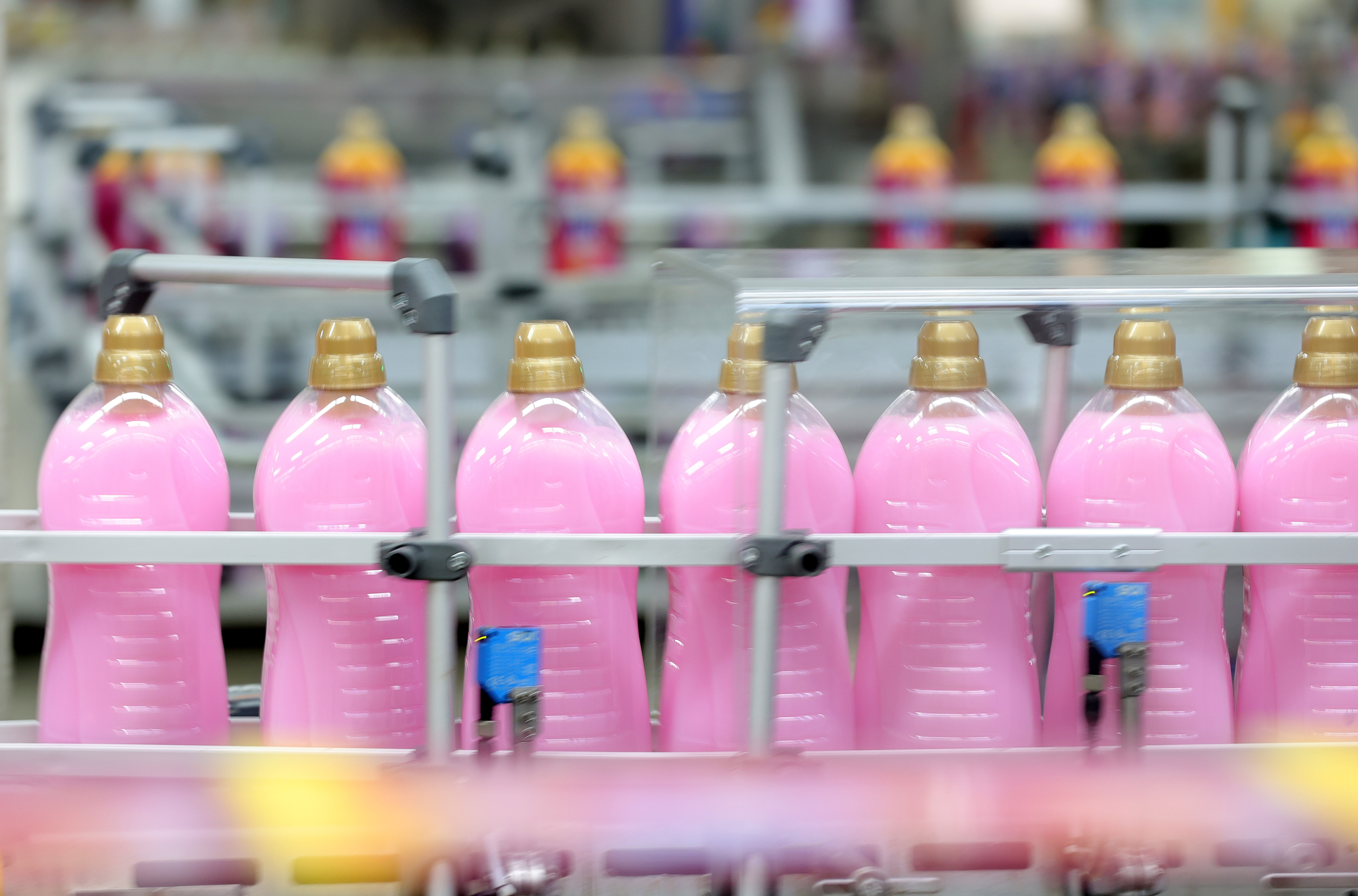 epa08214775 Vernel fabric softener in the filling plant of the German consumer goods manufacturer Henkel in Duesseldorf, Germany, 06 February 2020.  EPA-EFE/FRIEDEMANN VOGEL