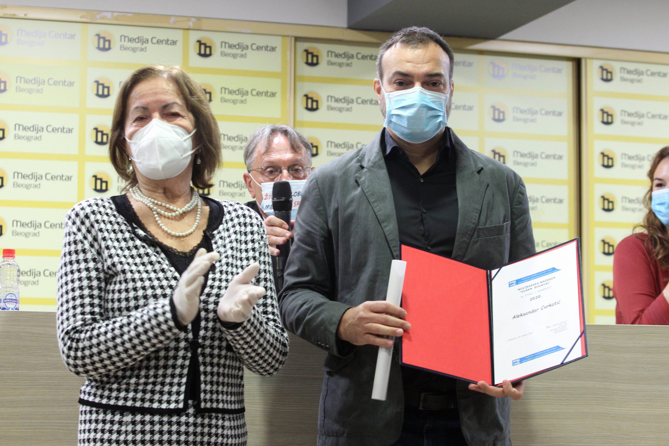 Beograd, 28.10.2020. -  Svecano urucenje novinarske nagrade za etiku i hrabrost "Dusan Bogavac" novinarki Jeleni Zoric, snimatelju Aleksandru Cvrkoticu i redakciji lista Danas, danas u Medija centru u Beogradu.  (BETAPHOTO/MILAN OBRADOVIC/MO)