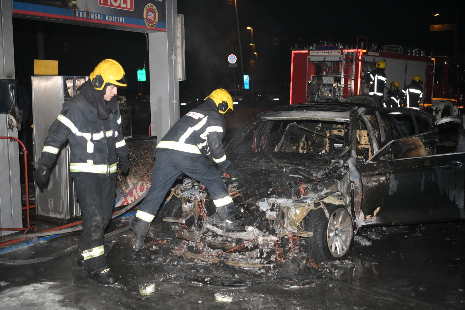 Beograd 09. novembar 2020. Pozar na benzinskoj pumpi u Dunavskoj ulici zapaljen automobil BMW vatrogasci Foto:Dragan Mujan/Nova.rs