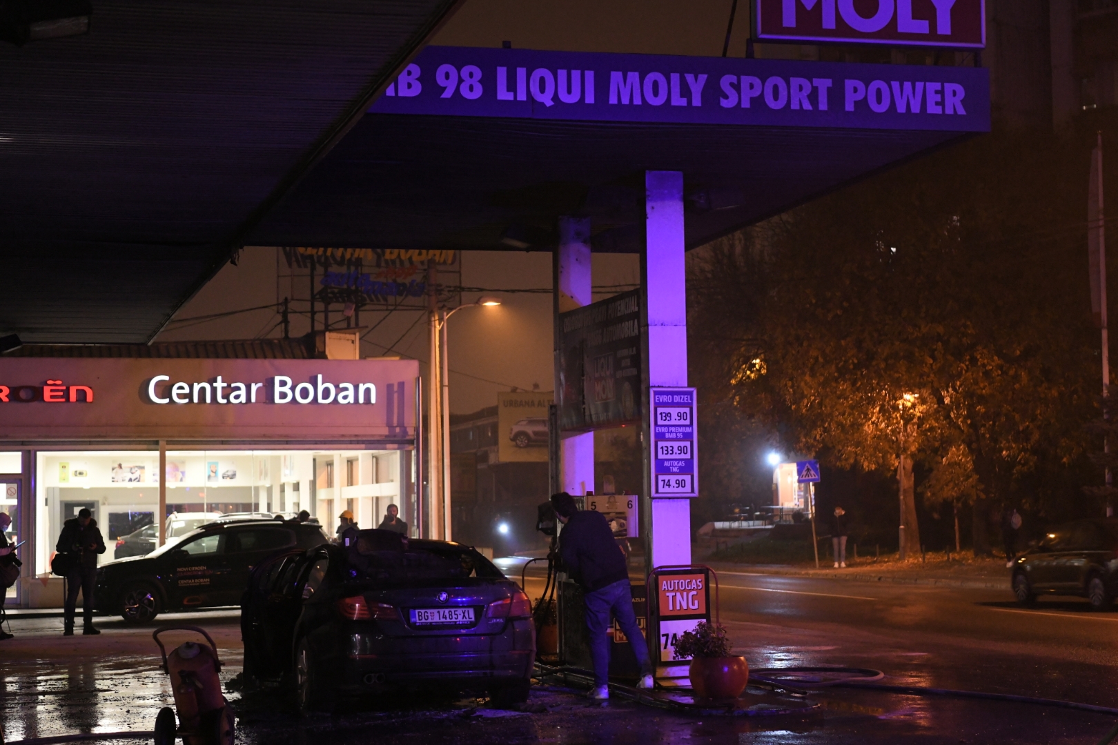 Beograd 09. novembar 2020. Pozar na benzinskoj pumpi u Dunavskoj ulici zapaljen automobil BMW vatrogasci Foto:Dragan Mujan/Nova.rs