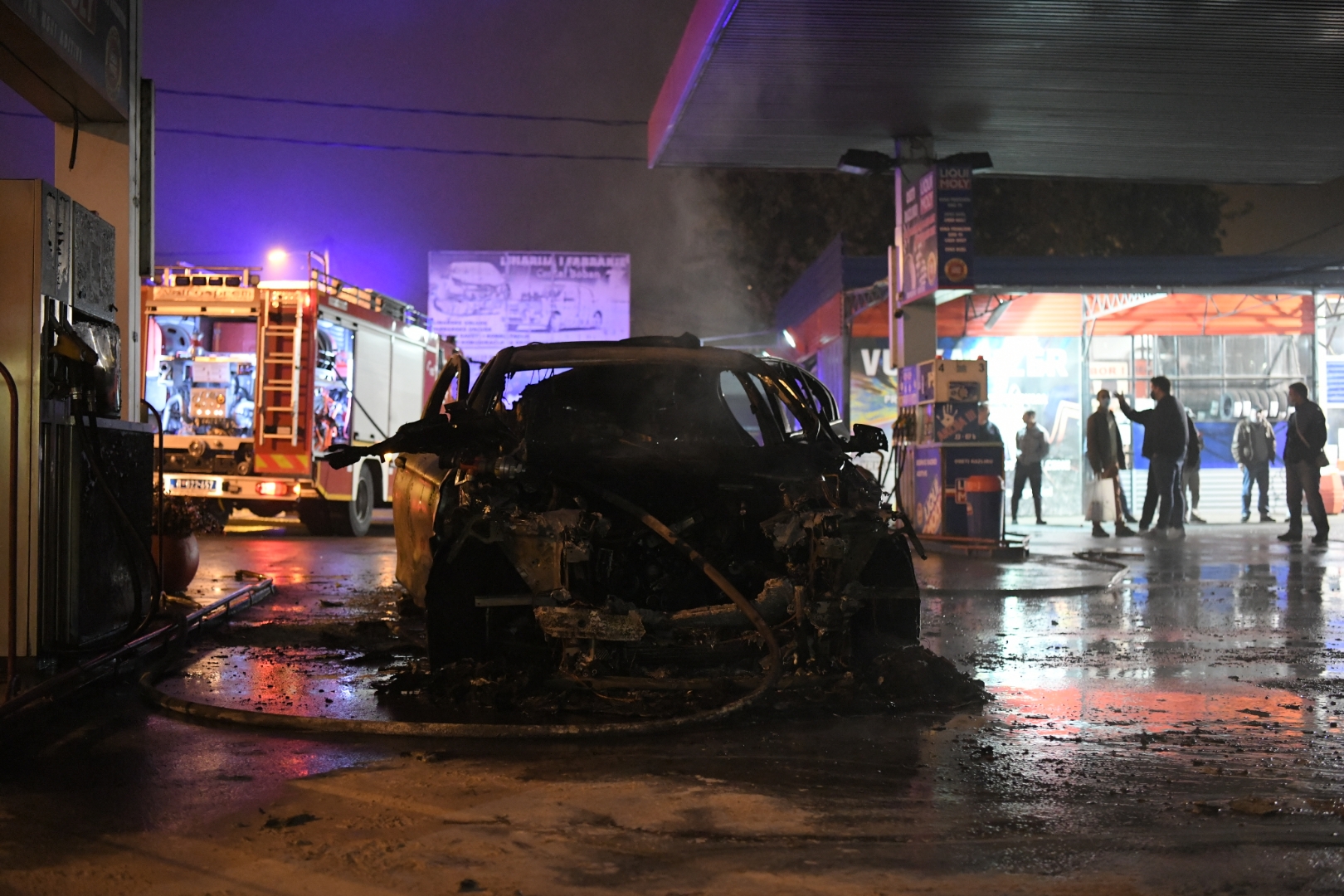 Beograd 09. novembar 2020. Pozar na benzinskoj pumpi u Dunavskoj ulici zapaljen automobil BMW vatrogasci Foto:Dragan Mujan/Nova.rs