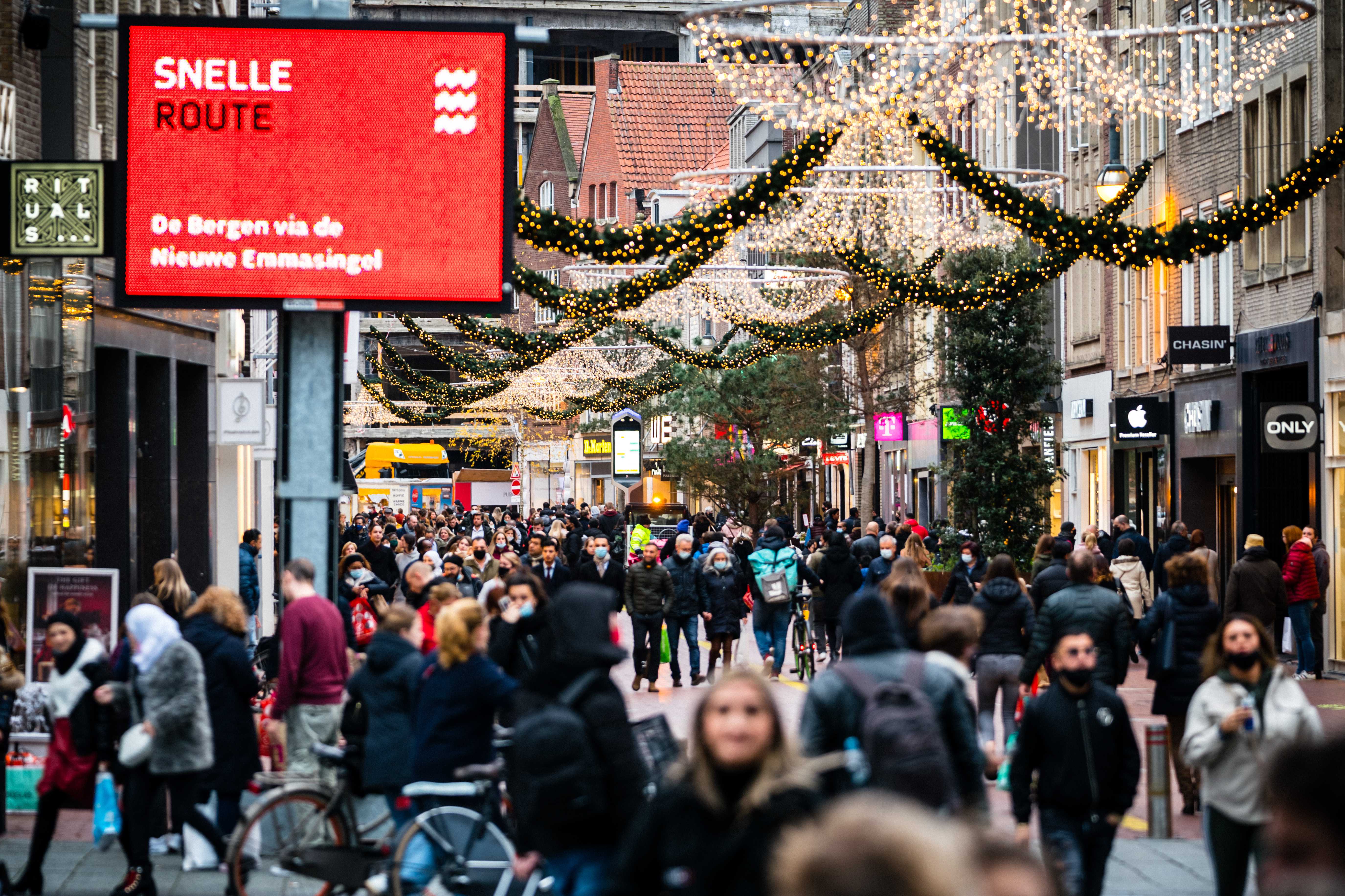 epa08864253 A matrix board urges shoppers to keep their distance in Eindhoven, The Netherlands, on 05 December 2020. Last weekend, the mayor of Eindhoven closed shops early due to the large crowds in the city center.  EPA-EFE/ROB ENGELAAR