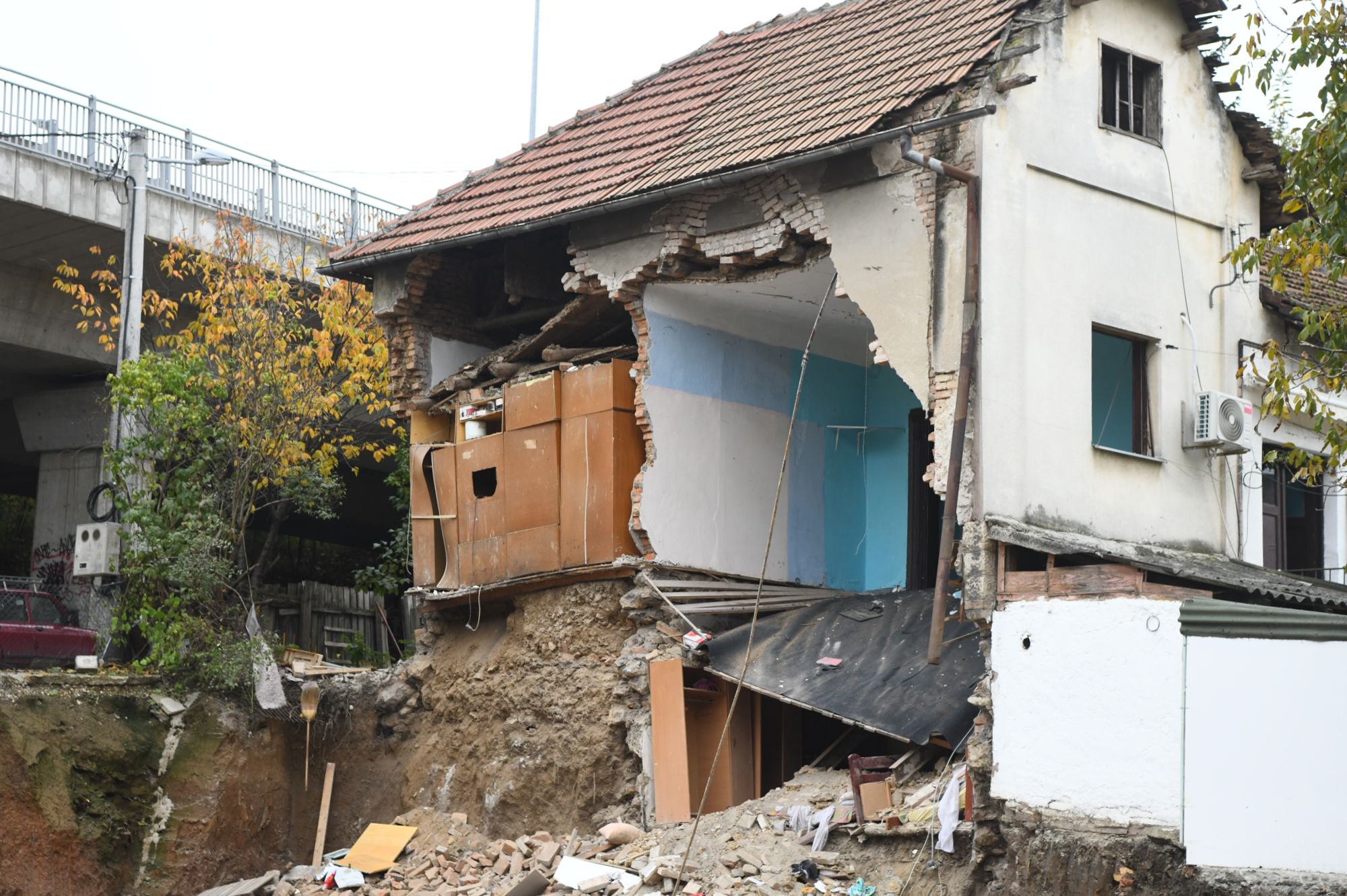 Beograd, 11.11.2020. Hronika, Čukarica, Paštrovićeva ulica, Nesreća, Kuća, obrušio se zid kuća, pao zid, šut Foto: Goran Srdanov/Nova.rs