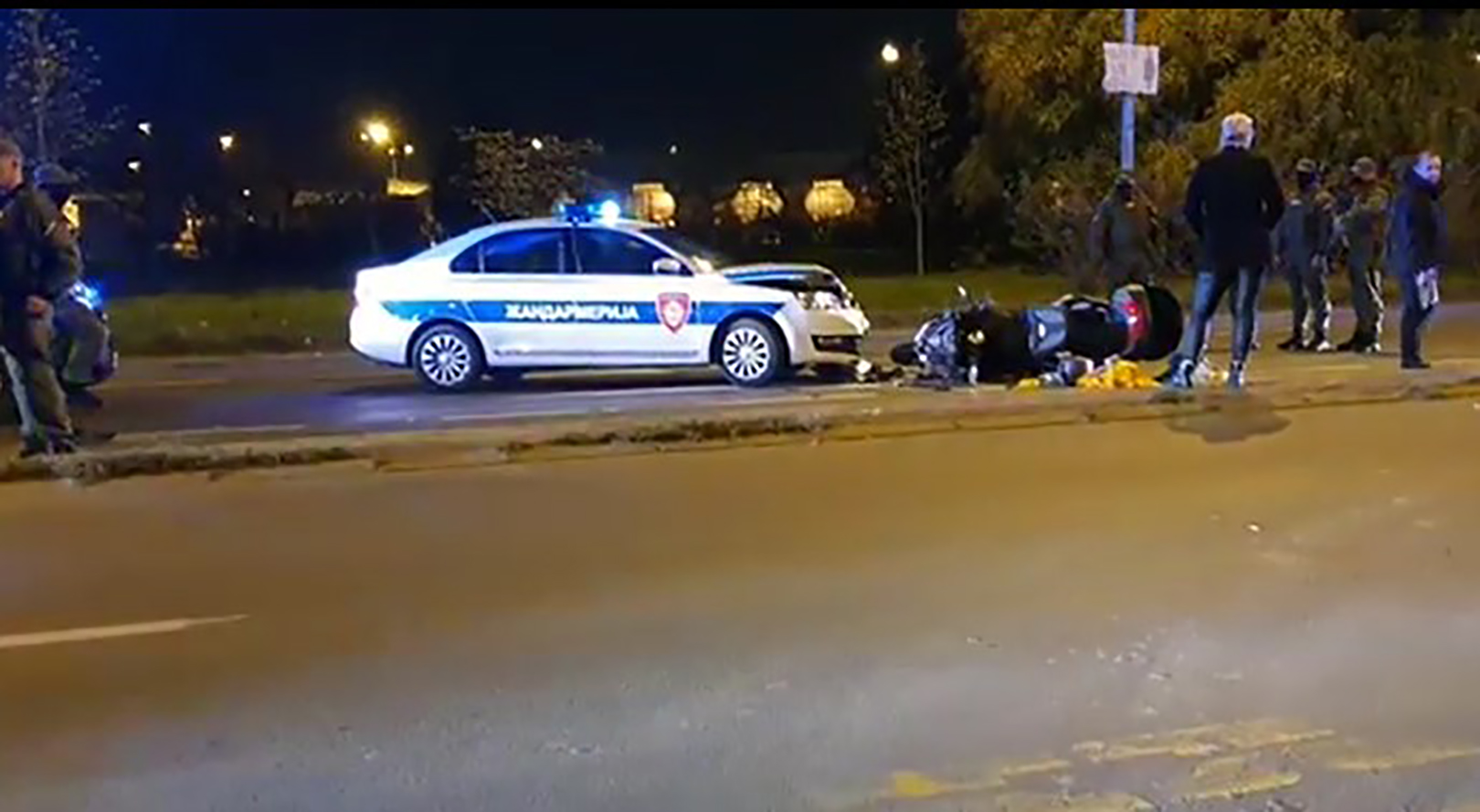nsuzivo.rs
Večeras oko 1 čas iza ponoći za sada nepoznati muškarac zakucao se u vozilo žandarmerije nakon filmske potere po ulicama Salajke.