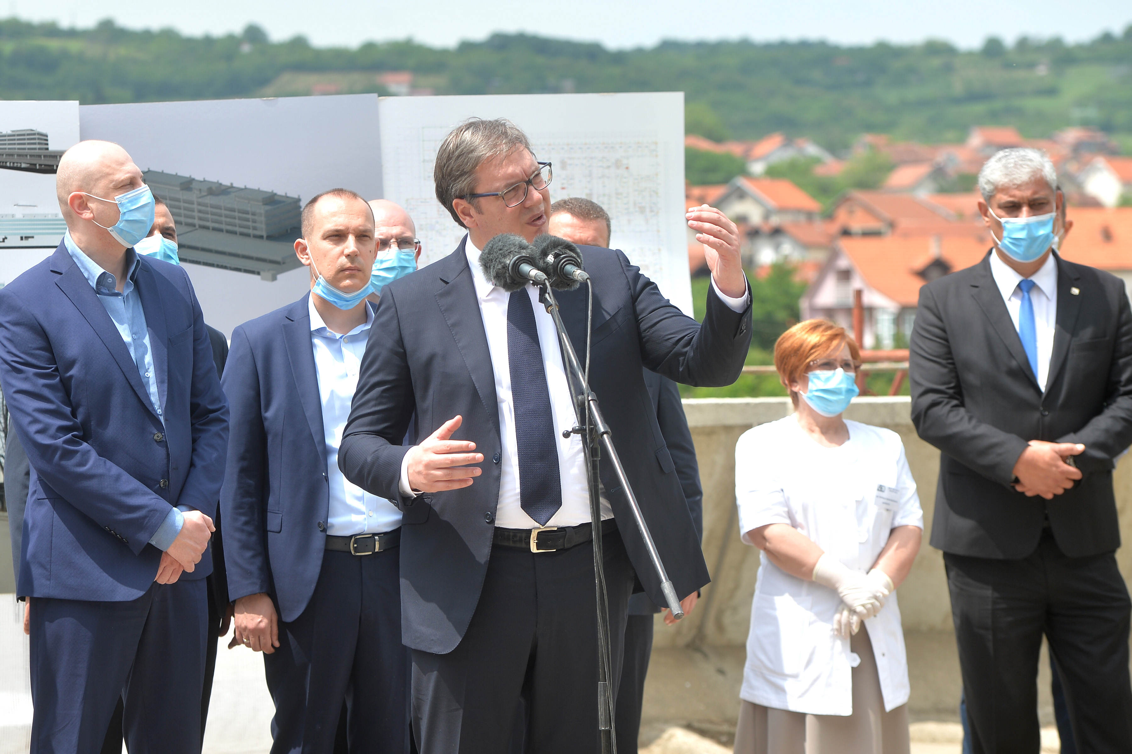 Prokuplje, 20. maja 2020 - Predsednik Srbije Aleksandar Vucic obisao je danas radove na rekonstrukciji Zdravstvenog centra Prokuplje. Prisustvovao je i ministar zdravlja Zlatibor Loncar. FOTO TANJUG/ ZORAN ZESTIC/bs