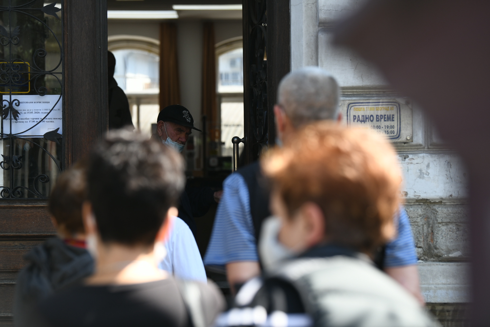 Beograd 16.05.2020. Pošta, Zemun, penzioner, penzioneri, red, redovi ispred pošte. Isplata jednokratne novčane pomoći penzionerima u iznosu od 100 eura Foto: Vesna Lalić/Nova.rs