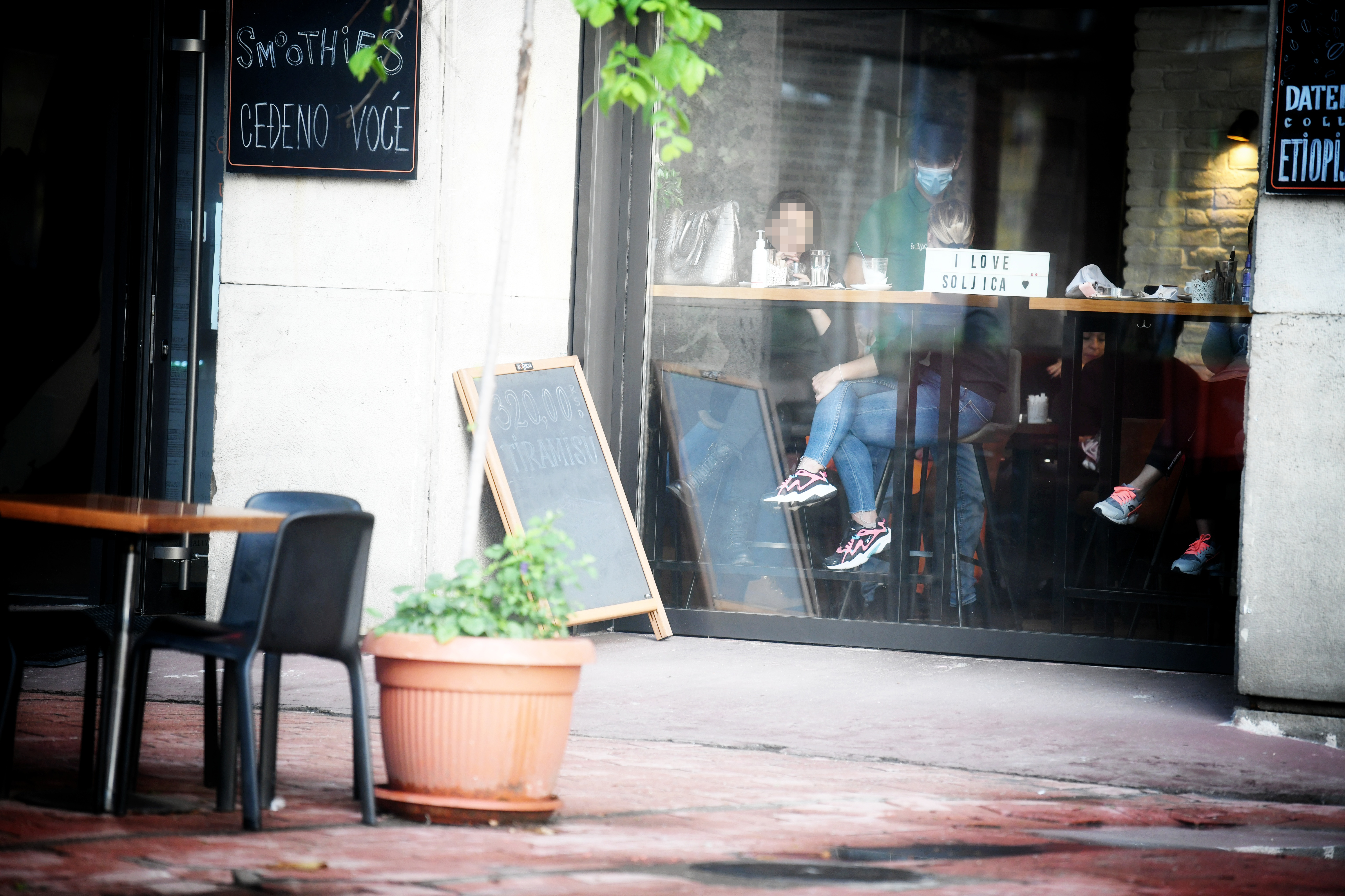 Beograd 17.10.2020. Grad, ulica, kafić, prolaznici, ljudi, jesen, miholjsko leto, lepo vreme, koronavirus, pridržavanje, ne pridržavanje mera zaštite, mere zaštite Foto: Vesna Lalić/Nova.rs