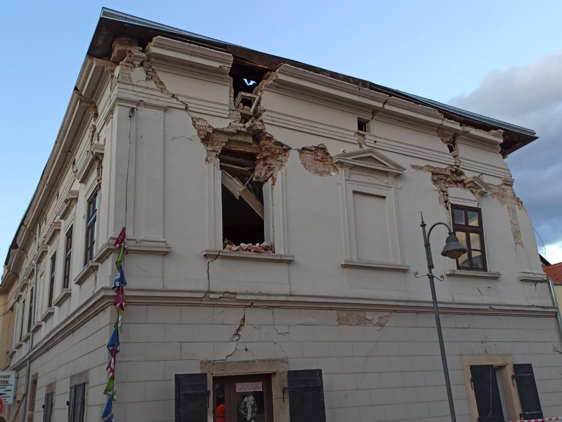 img-0b24309483a2255e4c6b036b7e4f4fab-v_b