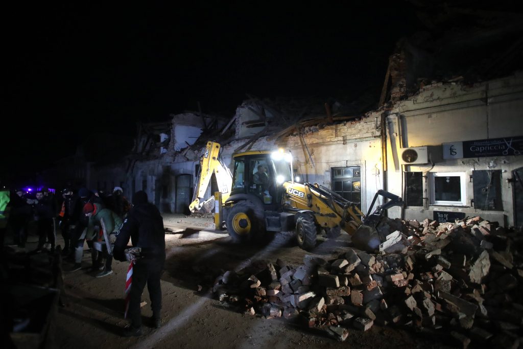 Petrinja, 29.12.2020.- Nakon snaznog zemljotresa, ulice Petrinje su pune rusevina, veliki broj objekata je ostecen, a brojni volonteri pomaze u rasciscavanju rusevina.  (BETAPHOTO/HINA/Damir SENCAR/MO)