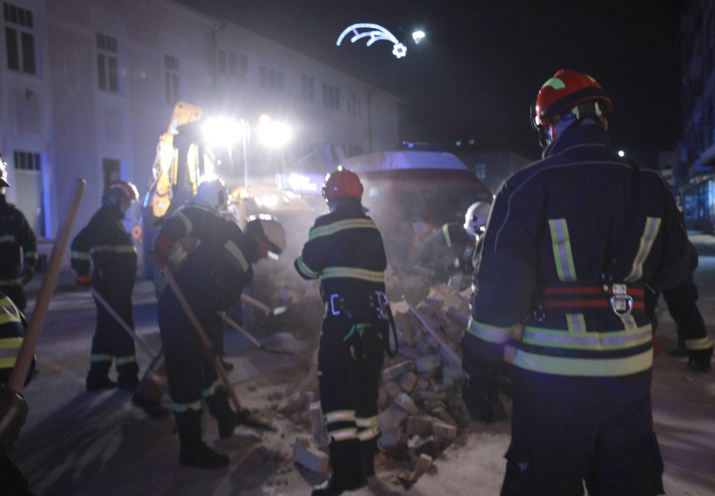 Sisak, 29.12.2020.- Zemljotres jacine 6,3 po Richteru koji je pogodio Petrinju, osetio se u Sisku. Brojni volonteri i spasioci rade na rasciscavanju rusevina veceras u Sisku.     (BETAPHOTO/HINA/Tomislav PAVLEK/MO)