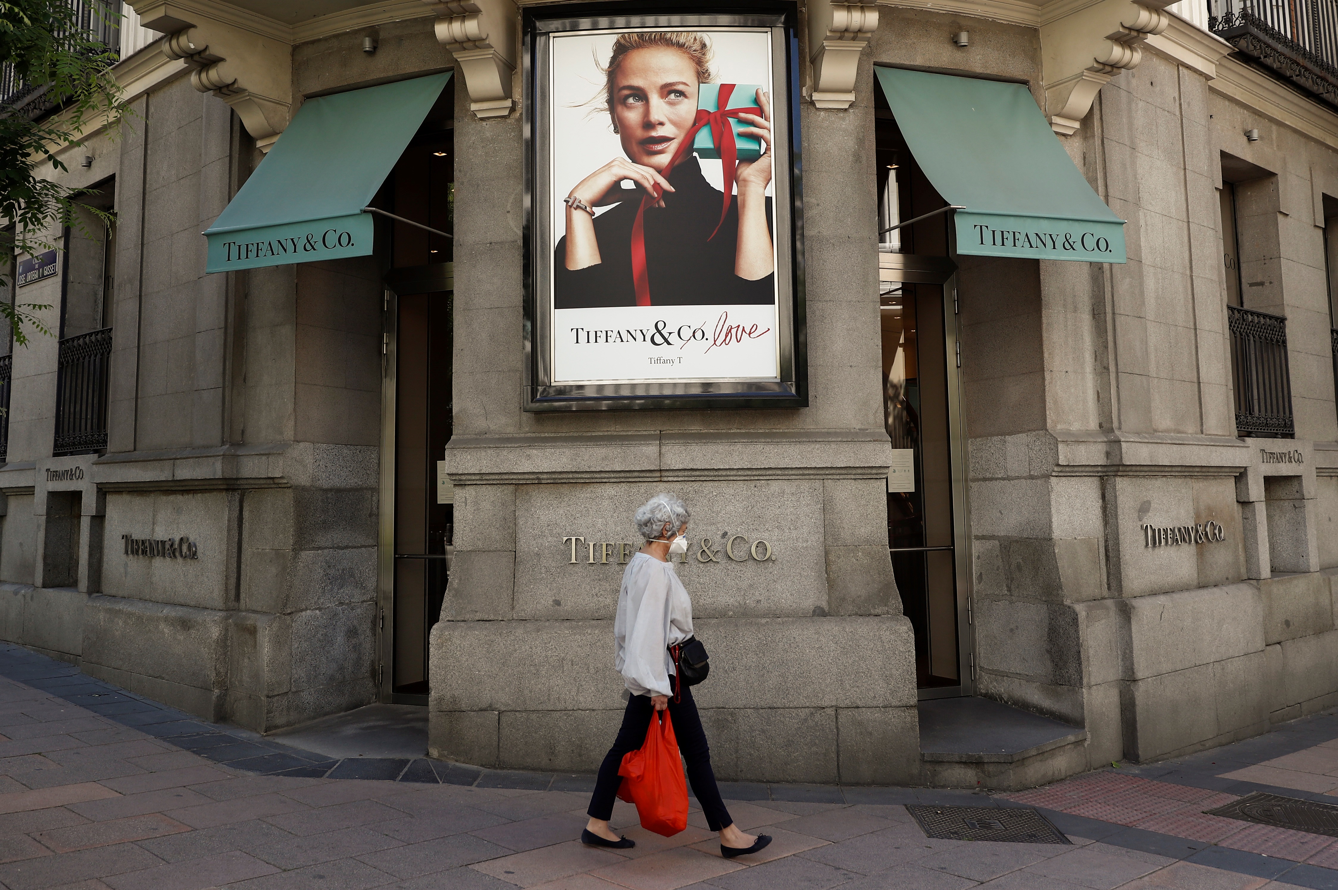 epa08431873 A woman walks past a Tiffany &amp; Co. jeweler's shop in Madrid, Spain, 19 May 2020. Almost a 60 per cent of shops have resumed their activity as the lockdown exit plan continues phase by phase in all regions in Spain.  EPA-EFE/Mariscal