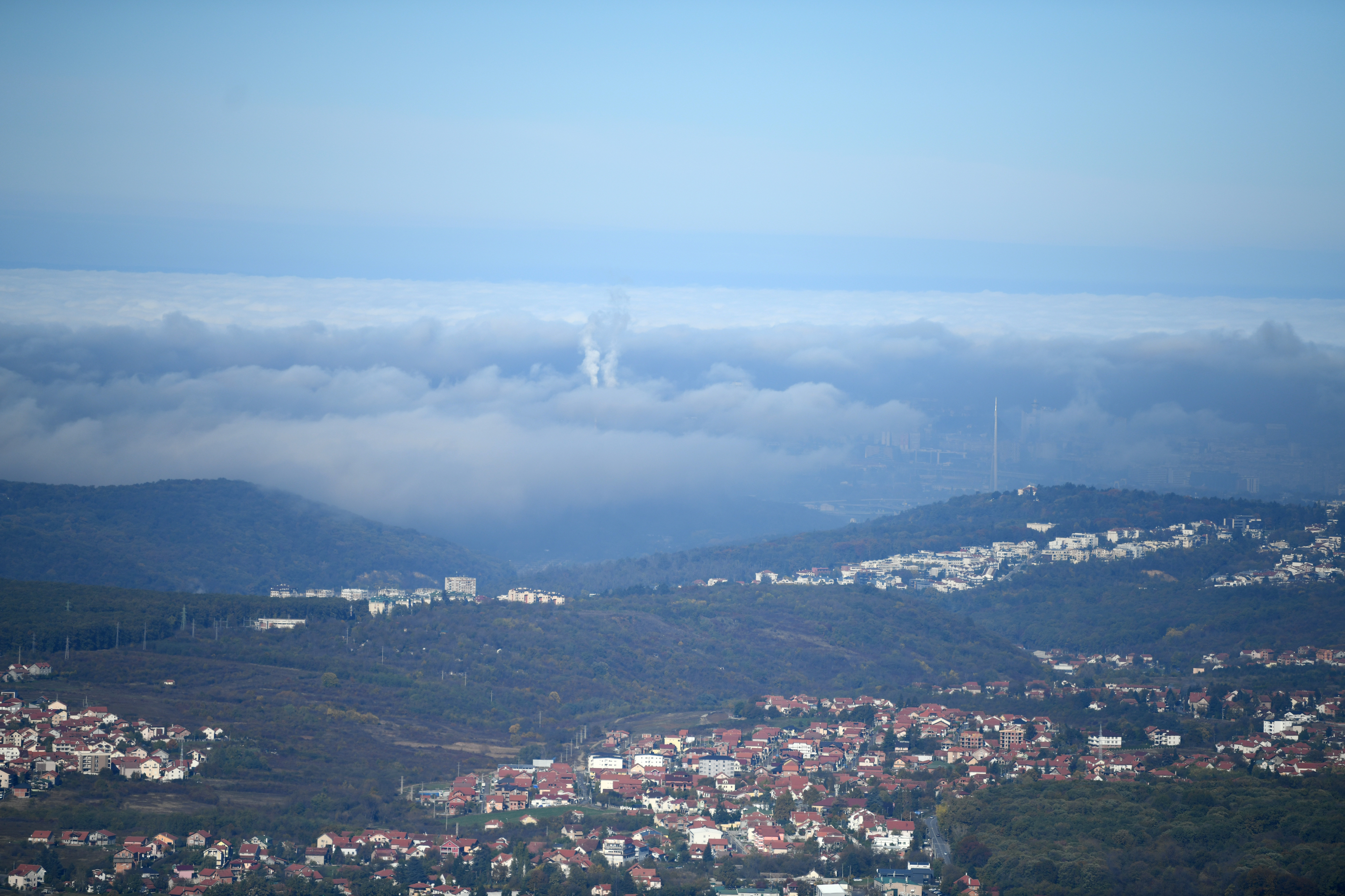BEOGRAD 01.11.2020 Zagadjenje, Avala, Beograd, panorama grada, selo, magla, oblaci foto:Vesna Lalić/Nova.rs