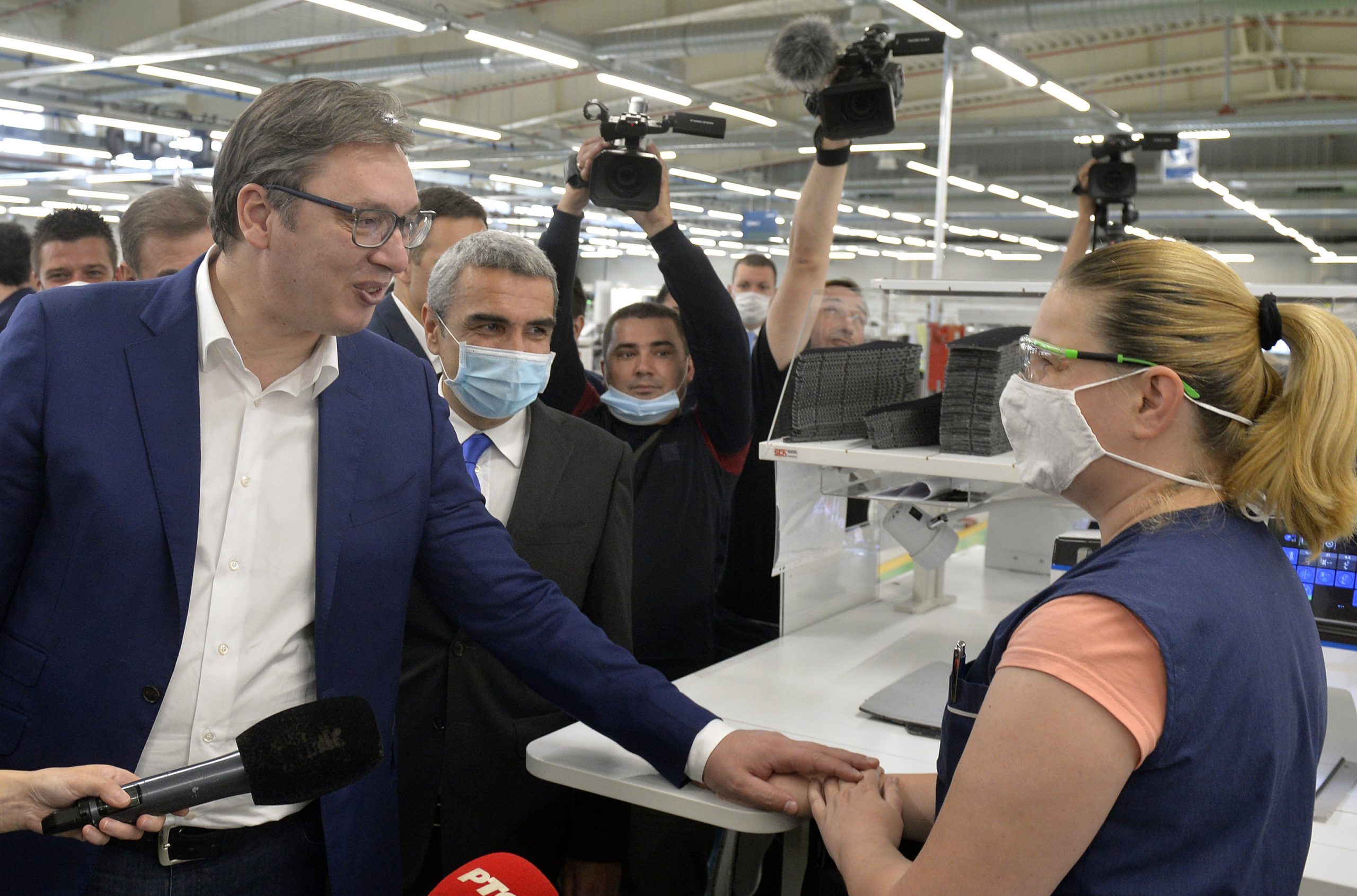 Loznica, 4. juna 2020.- Predsednik Srbije Aleksandar Vucic na svecanom otvaranju fabrike "Adient" razgovara sa radnicom. FOTO TANJUG/ RADE PRELIC/ nr