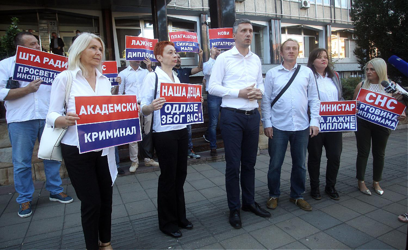 Boško Obradović, Ministarstvo prosvete
POLITIKA - konferencija za novinare predsednika Pokreta Dveri Boška Obradovića ispred zgrade Ministarstva prosvete, nauke i tehnološkog razvoja u Beogradu