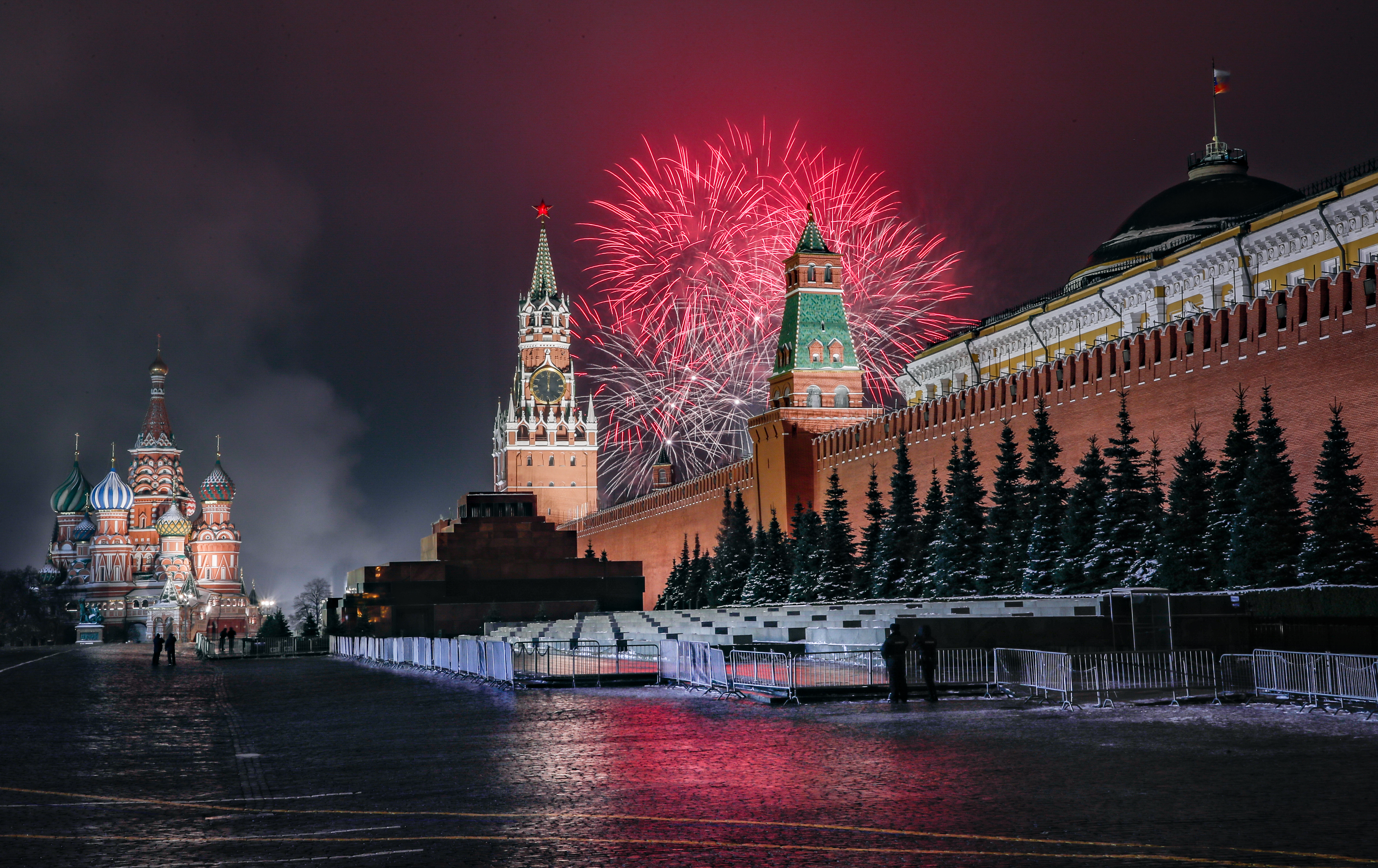 epa08913225 Fireworks light the night sky over the Kremlin and the Red square to mark the New Year in Moscow, Russia, 01 January 2021.  EPA-EFE/YURI KOCHETKOV