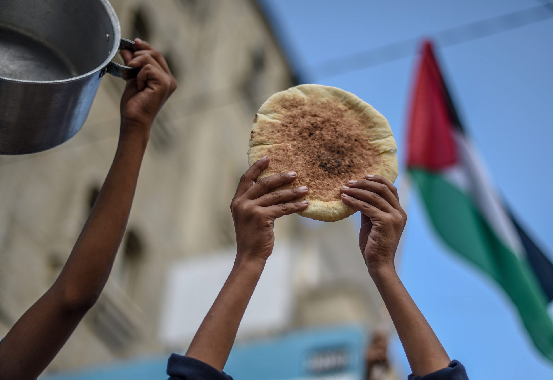 epa08793054 Palestinian refugees attend a protest on the 103rd anniversary of Balfour Declaration in Khan Younis refugee camp, in the southern Gaza Strip, 02 November 2020.  EPA-EFE/MOHAMMED SABER