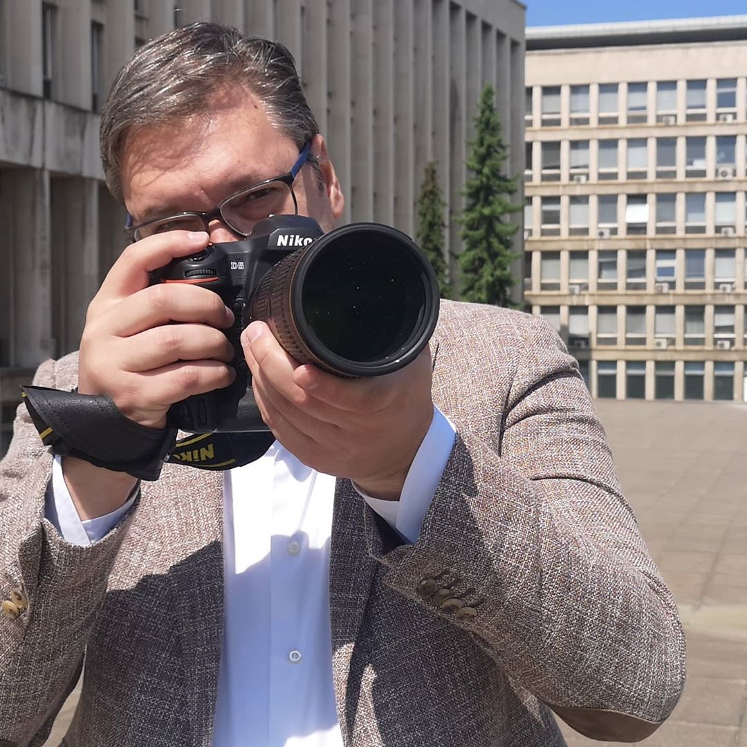 Aleksandar Vučić
Beograd, 16. maja 2020. -  Predsednik Srbije Aleksandar Vucic objavio je na Instagram nalogu: "Pauzu od 15 minuta iskoristio sam da naucim nesto o fotografiji i tome kako fotografi vide svet oko nas".  TANJUG / BUDUCNOSTSRBIJEAV / an