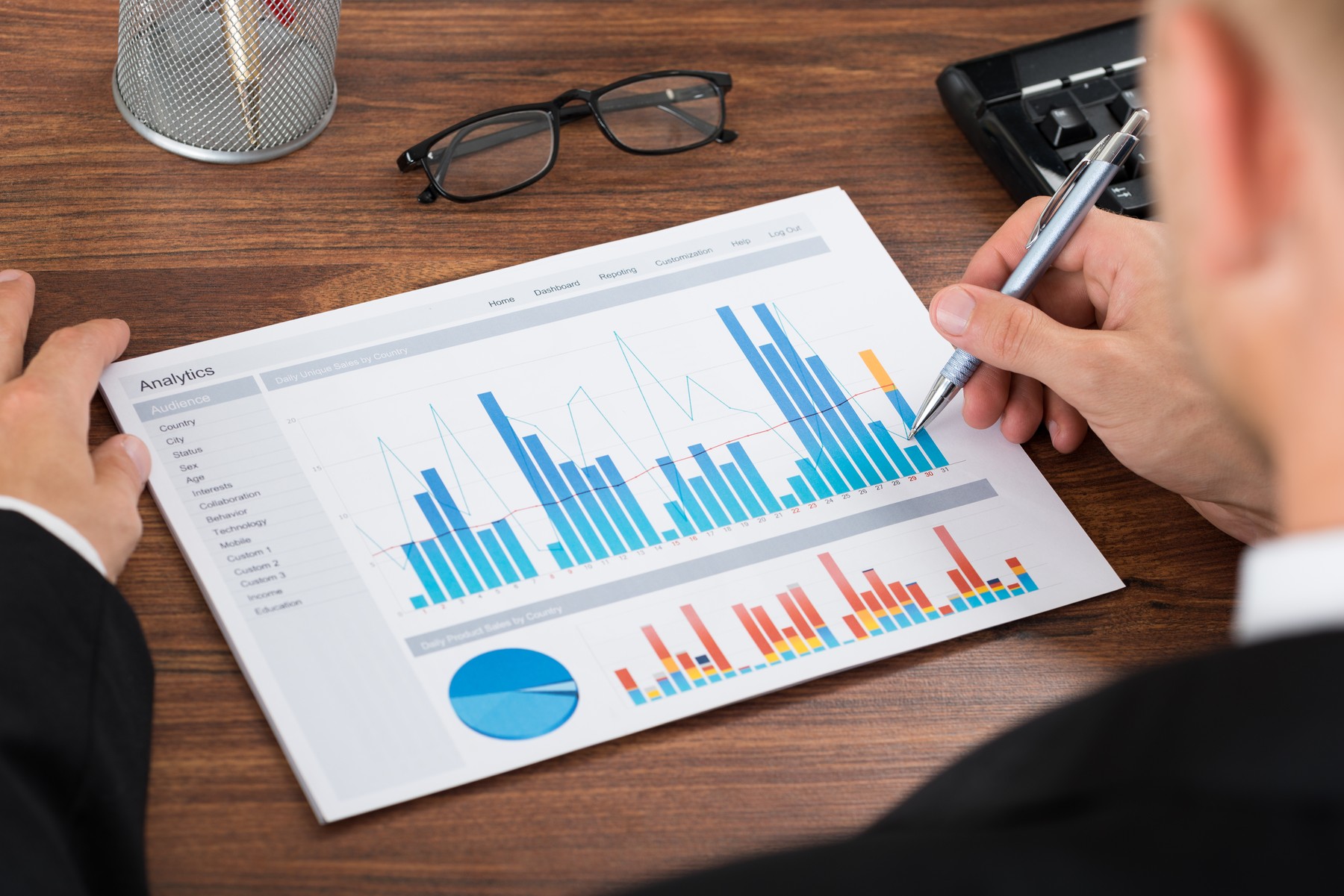 Mere Vlade Close-up Of Businessperson Analyzing Graph At Desk, Image: 251253534, License: Royalty-free, Restrictions: , Model Release: yes, Credit line: Andriy Popov / Panthermedia / Profimedia