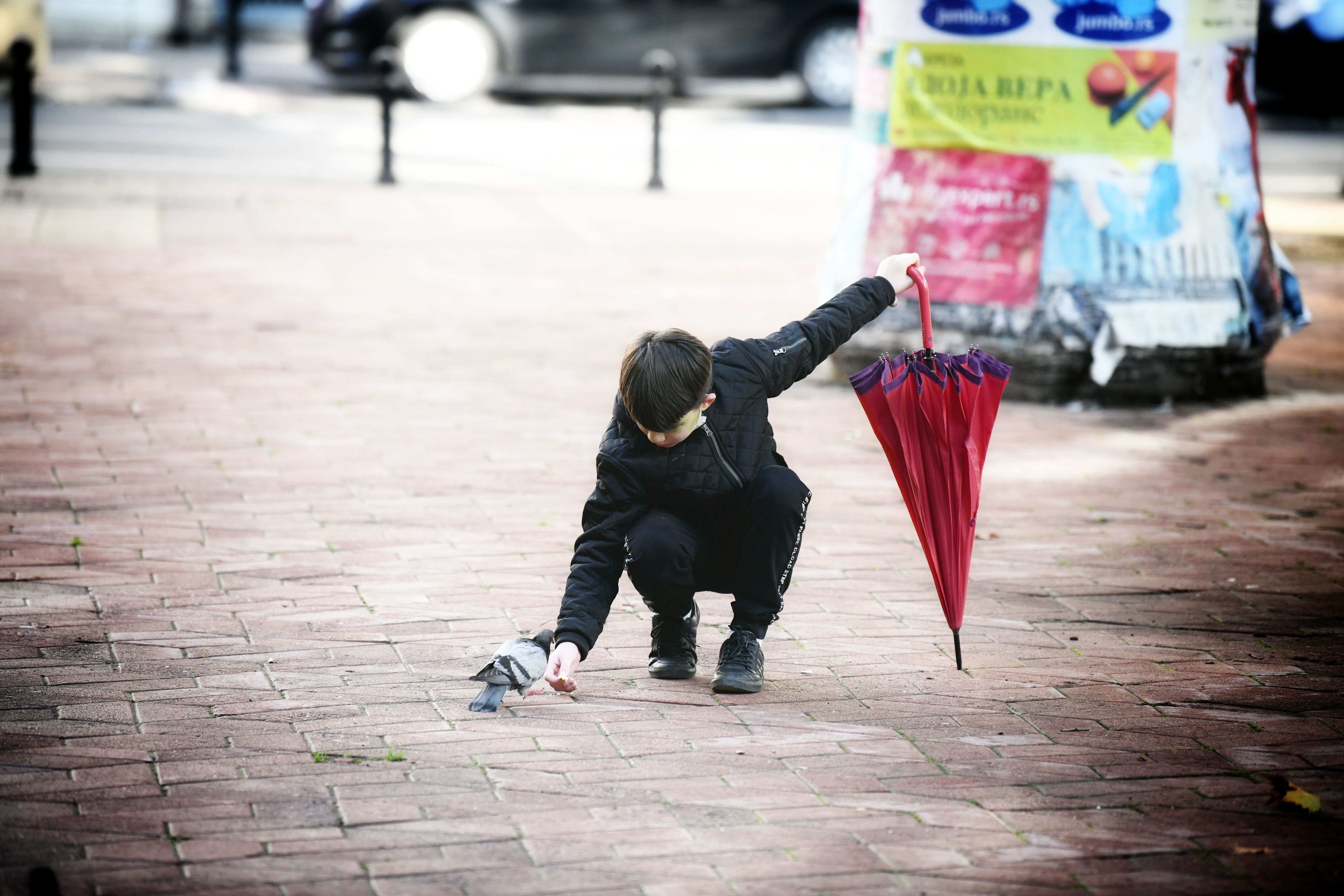 Beograd 17.10.2020. Grad, ulica, dete, kišobran, prolaznici, ljudi, jesen, miholjsko leto, lepo vreme, koronavirus, pridržavanje, ne pridržavanje mera zaštite, mere zaštite Foto: Vesna Lalić/Nova.rs