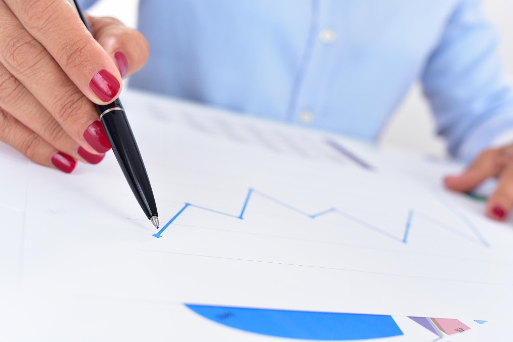 closeup of a businesswoman at her office desk full of graphs and charts, observes a chart with an upward trend, Image: 259086960, License: Royalty-free, Restrictions: , Model Release: no, Credit line: juan moyano / Alamy / Alamy / Profimedia