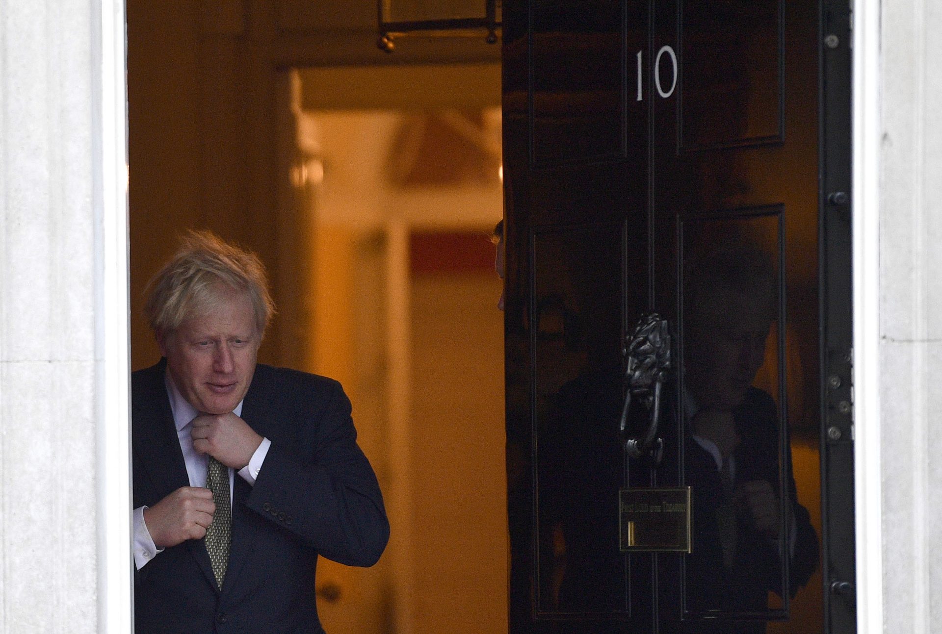 Boris Džonson epa08147570 Britain's Prime Minister Boris Johnson adjusts his tie before meeting Kenya's President  at Downing Street in London, Britain, 21 January 2020. The two met for Bi-lateral talks.  EPA-EFE/NEIL HALL