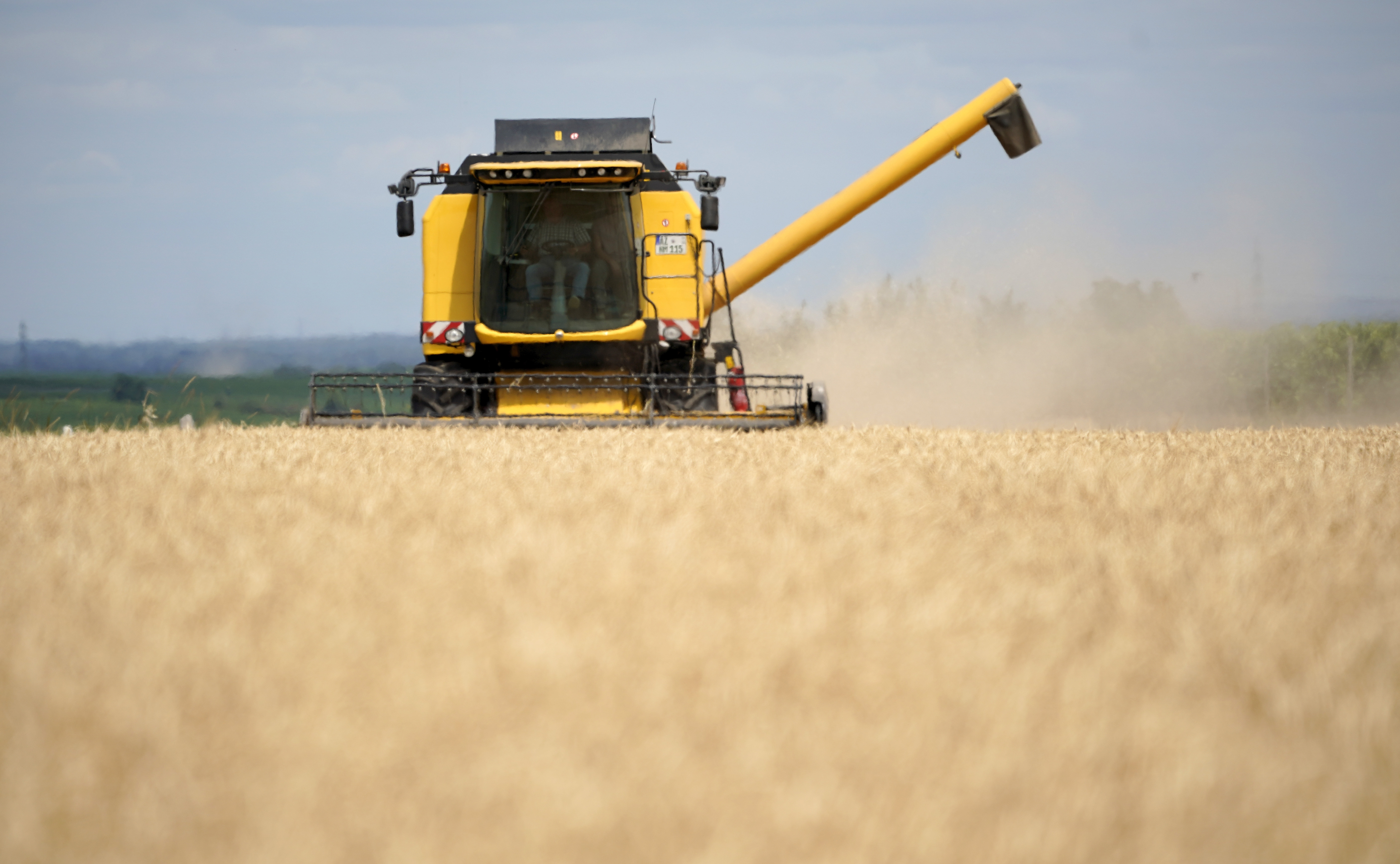 Poljoprivreda epa07705576 A combine harvester works a barley field near Worms, Germany, 09 July 2019.  EPA-EFE/RONALD WITTEK