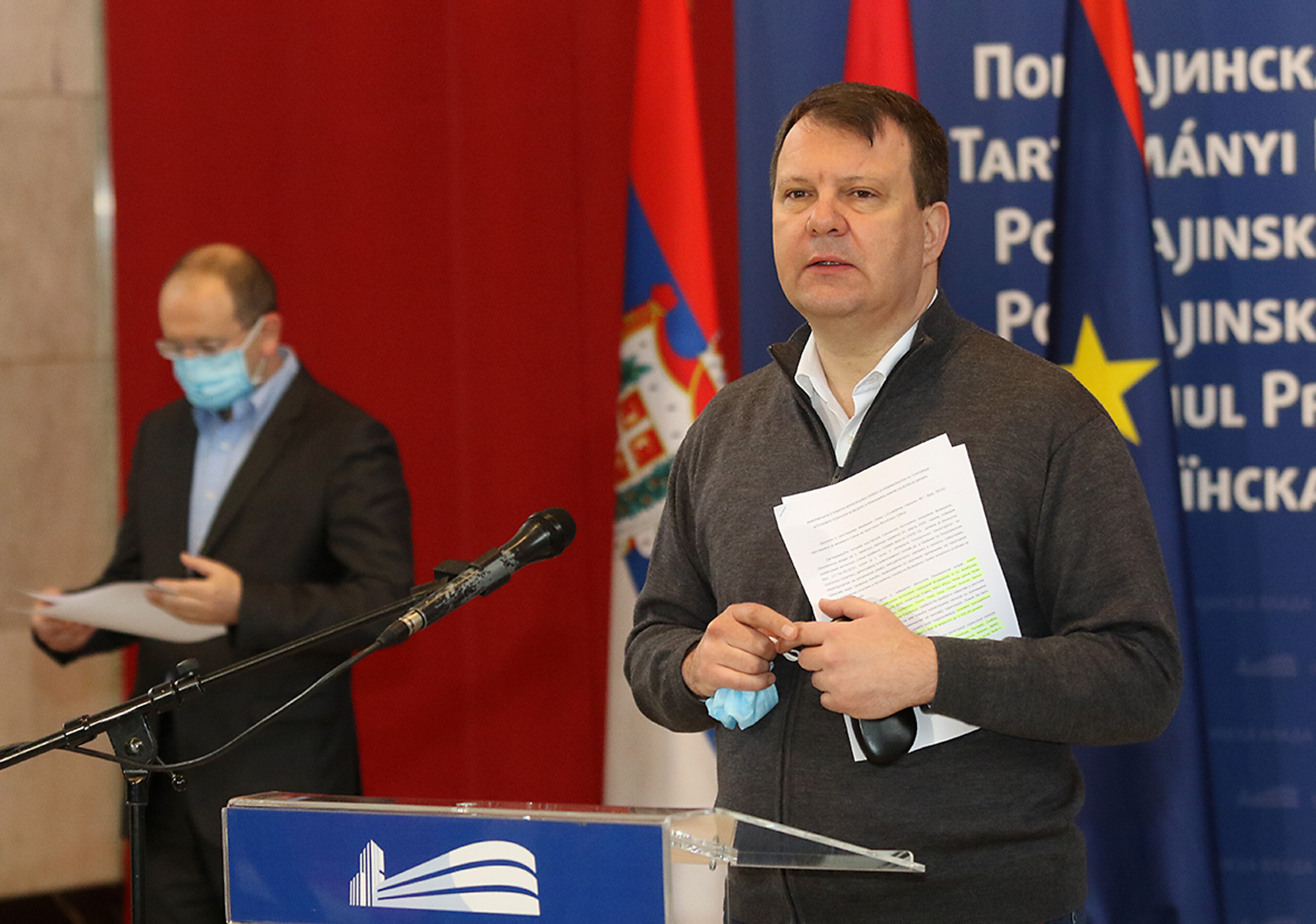 Novi Sad 24. marta 2020 - U Holu Pokrajinske vlade, predsednik Igor Mirovic (D) i pokrajinski sekretar za zdravstvo Zoran Gojkovic (L) odrzali su konferenciju za medije. FOTO TANJUG/ JAROSLAV PAP / an