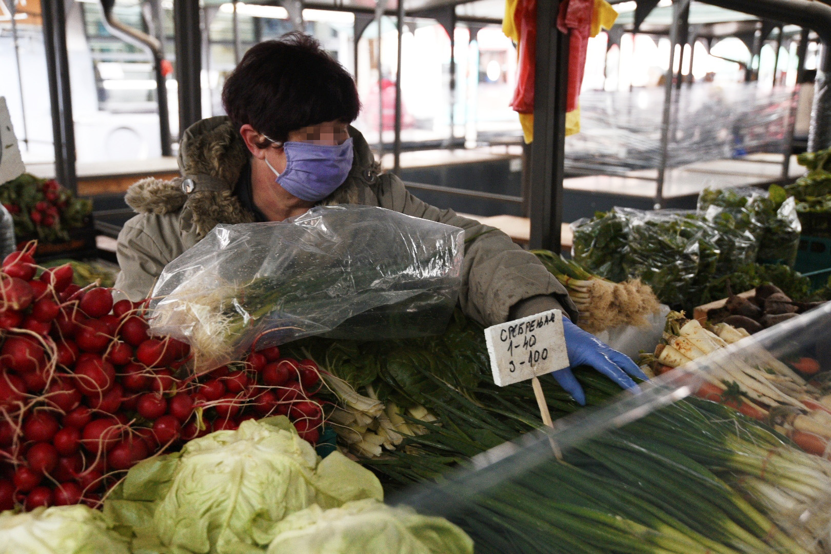 Beograd 26.03.2020. Pijaca Skadarlija, Bajlonijeva pijaca, koronavirus, zaštitna maska Foto:Dragan Mujan/Nova.rs