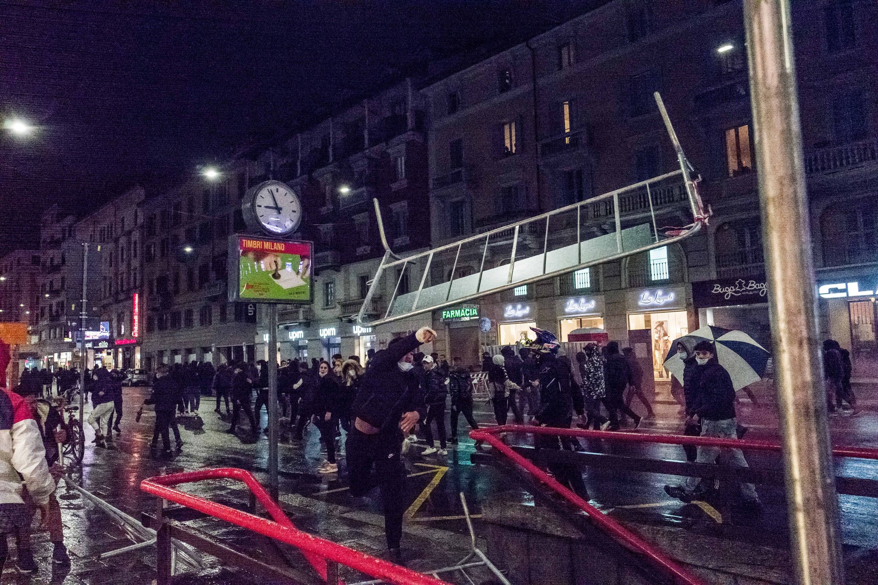 Milano. Manifestazione contro nuove norme COVID19 corso buenos aires palazzo della regione