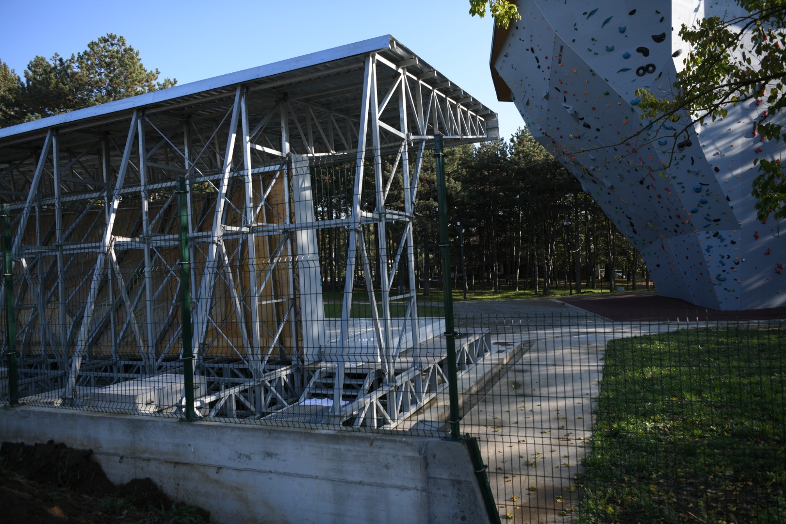 Beograd 06.11.2020. Košutnjak, Veštačka stena za sportsko penjanje Foto: Dragan Mujan/Nova.rs