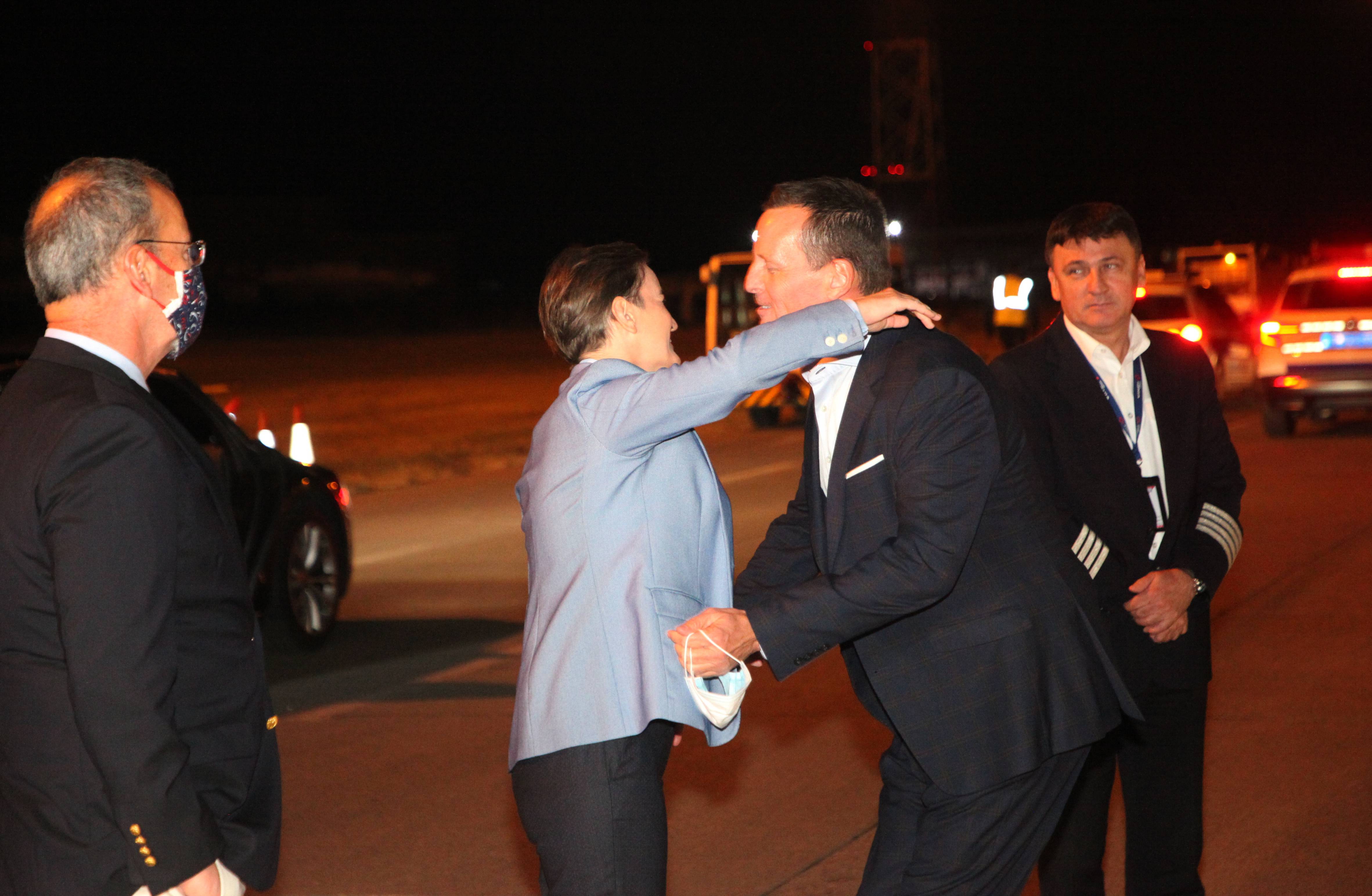 Beograd, 21.09.2020. - Premijerka Srbije Ana Brnabic docekala je  specijalnog izaslanika predsednika SAD za dijalog Kosova i Srbije Ricarda Grenela, veceras na aerodromu "Nikola Tesla" u Beogradu.   (BETAPHOTO/VLADA SRBIJE/SLOBODAN MILJEVIC/MO)