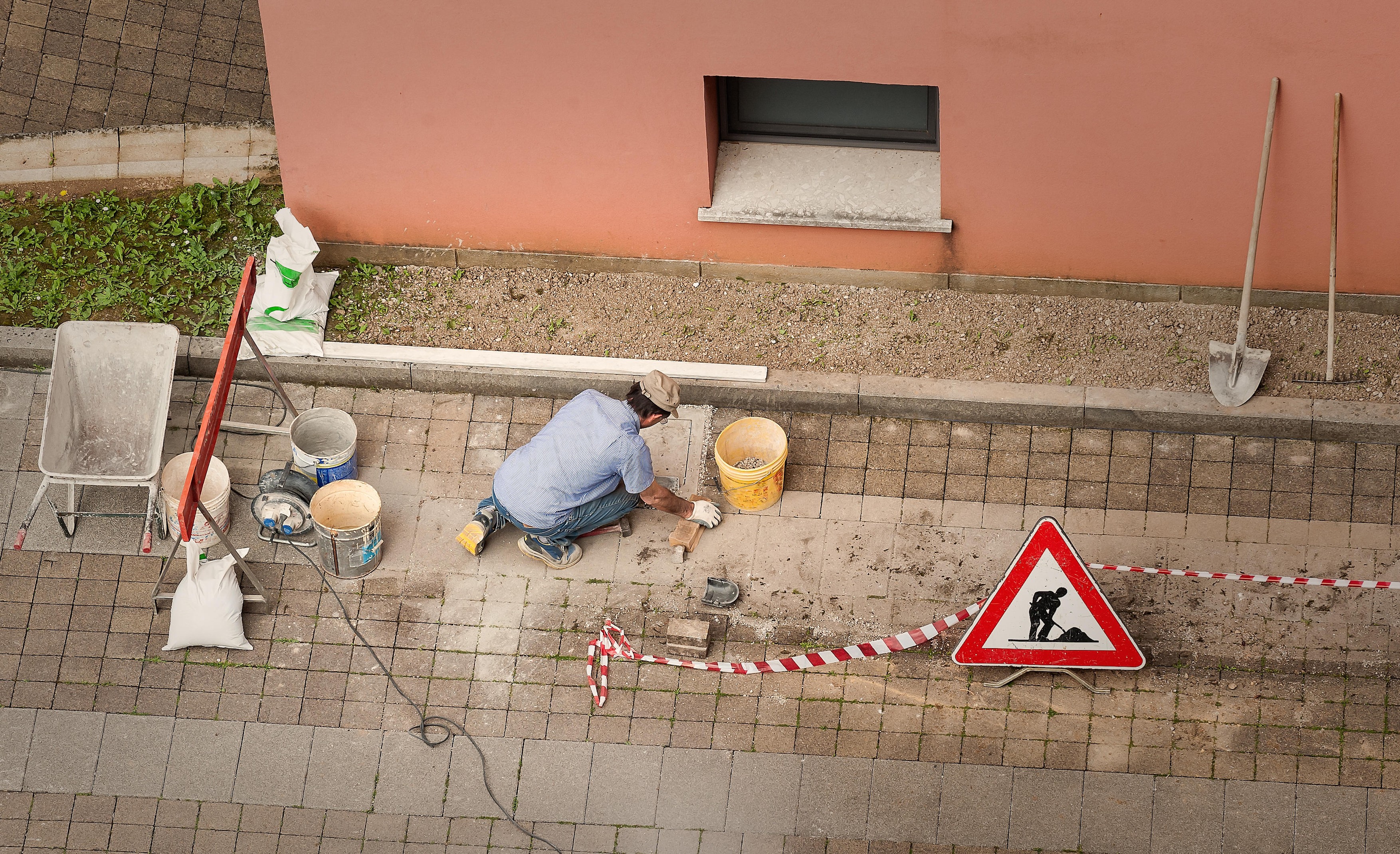 , Image: 342131158, License: Royalty-free, Restrictions: , Model Release: no, Credit line: Franco Nadalin / Alamy / Alamy / Profimedia, radnik, radnici, radnik koji radi preko lizing agencija, kao iznajmljena radna snaga (benz.pumpa, gradjevina