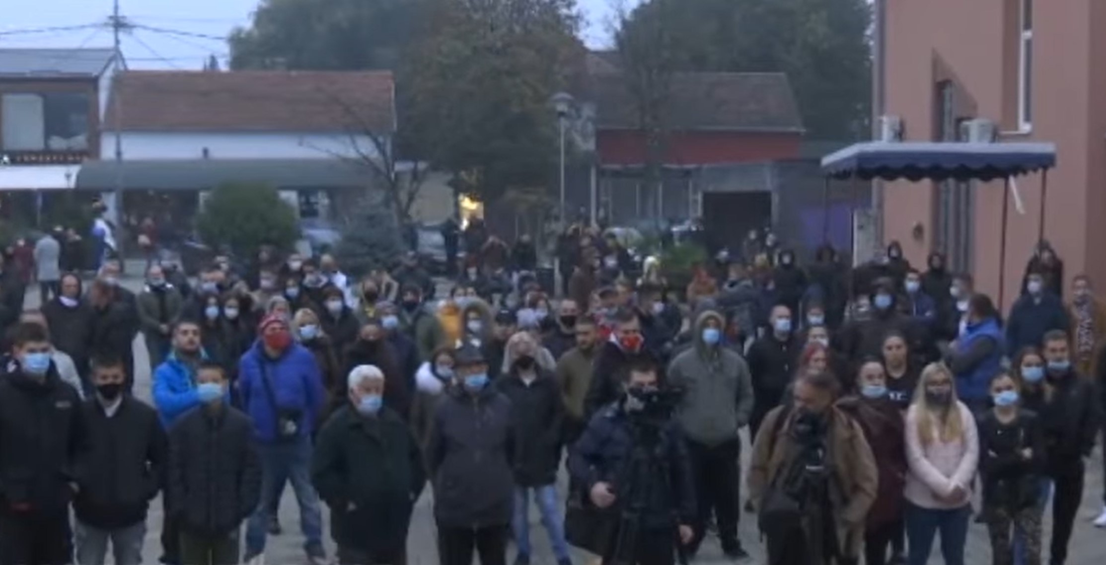 Novi problemi zbog migranata u Šidu, građani protestuju i traže povratak Vojske