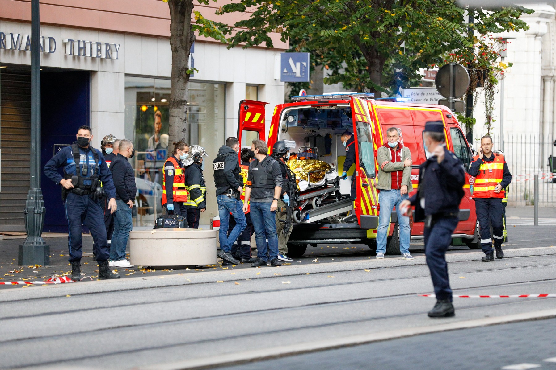 Les secours et la police sont mobilisés car un homme a attaqué au couteau plusieurs personnes au sein de la basilique Notre-Dame de Nice