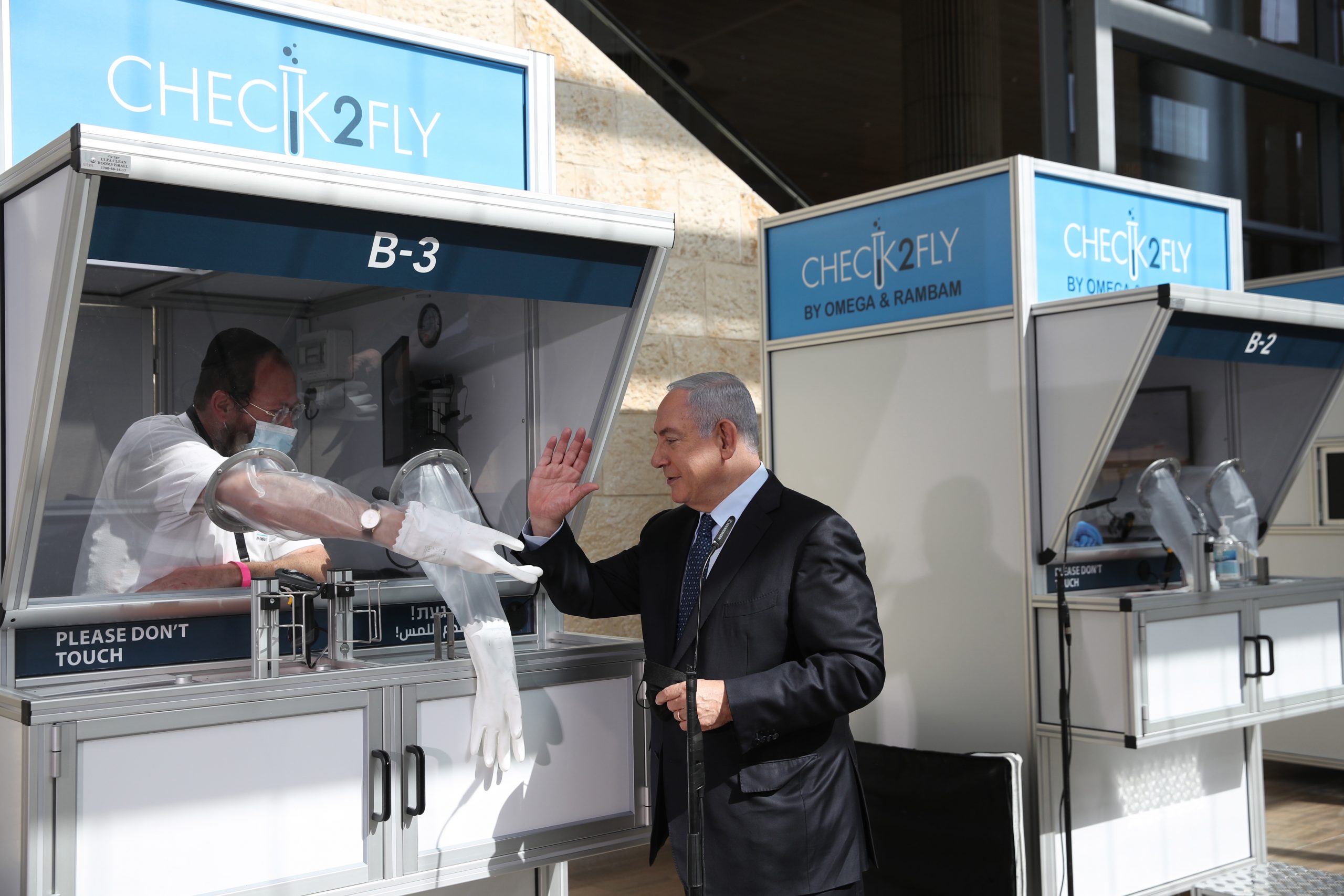 epa08809593 Israeli Prime Minister Benjamin Netanyahu (C) visits the new coronavirus lab test center at Ben-Gurion International Airport, near Tel Aviv, Israel, 09 November 2020.  EPA-EFE/OHAD ZWIGENBERG / POOL
