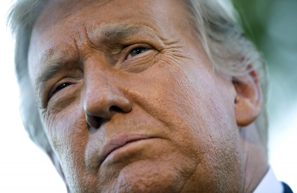 epa08687222 US President Donald J. Trump speaks to reporters as he departs the White House for a rally in Ohio, in Washington, DC, USA, 21 September 2020.  EPA-EFE/Kevin Dietsch / POOL