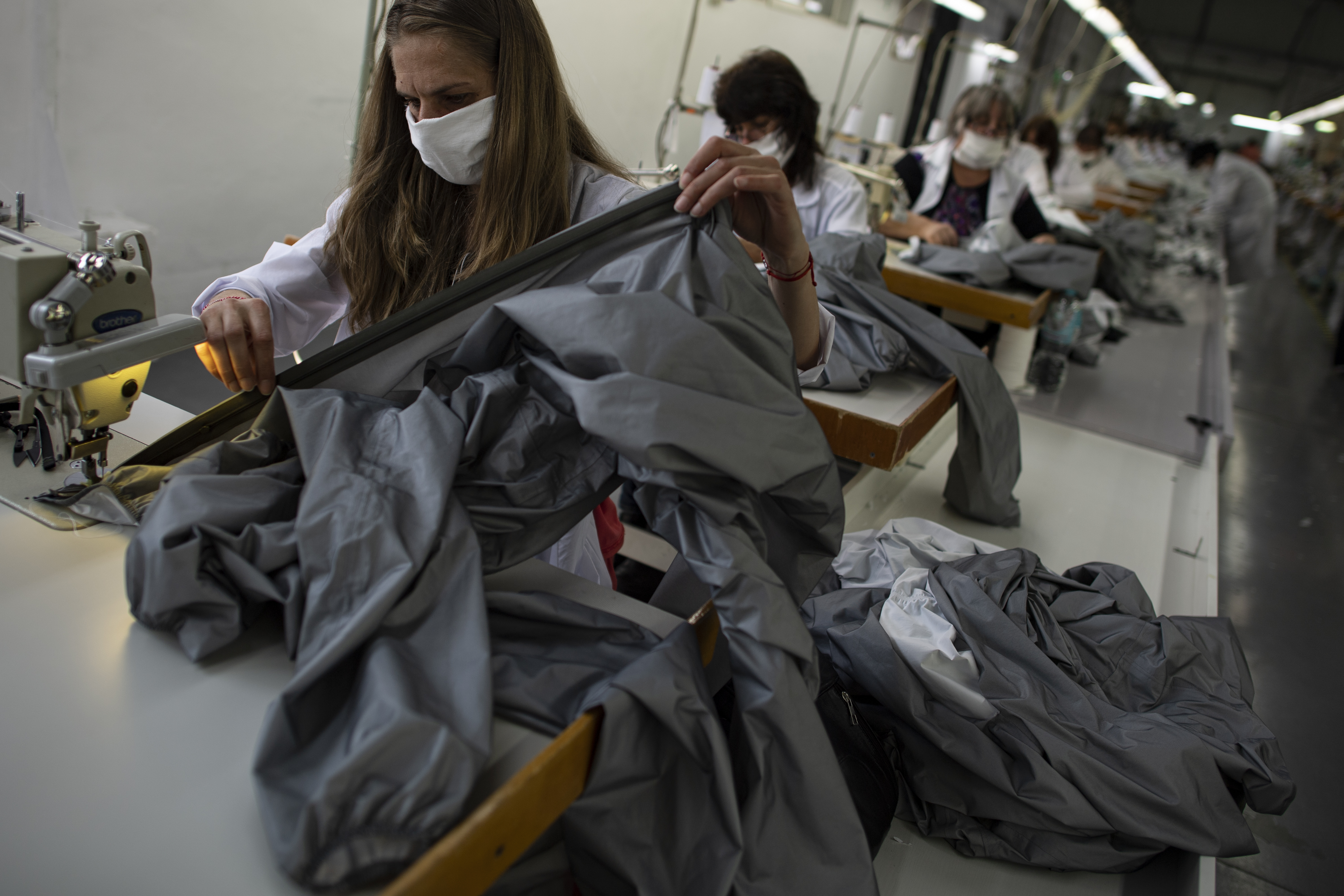radnik radnici Factory in Bulgaria produces new protective suit for health workers amid coronavirus pandemic
