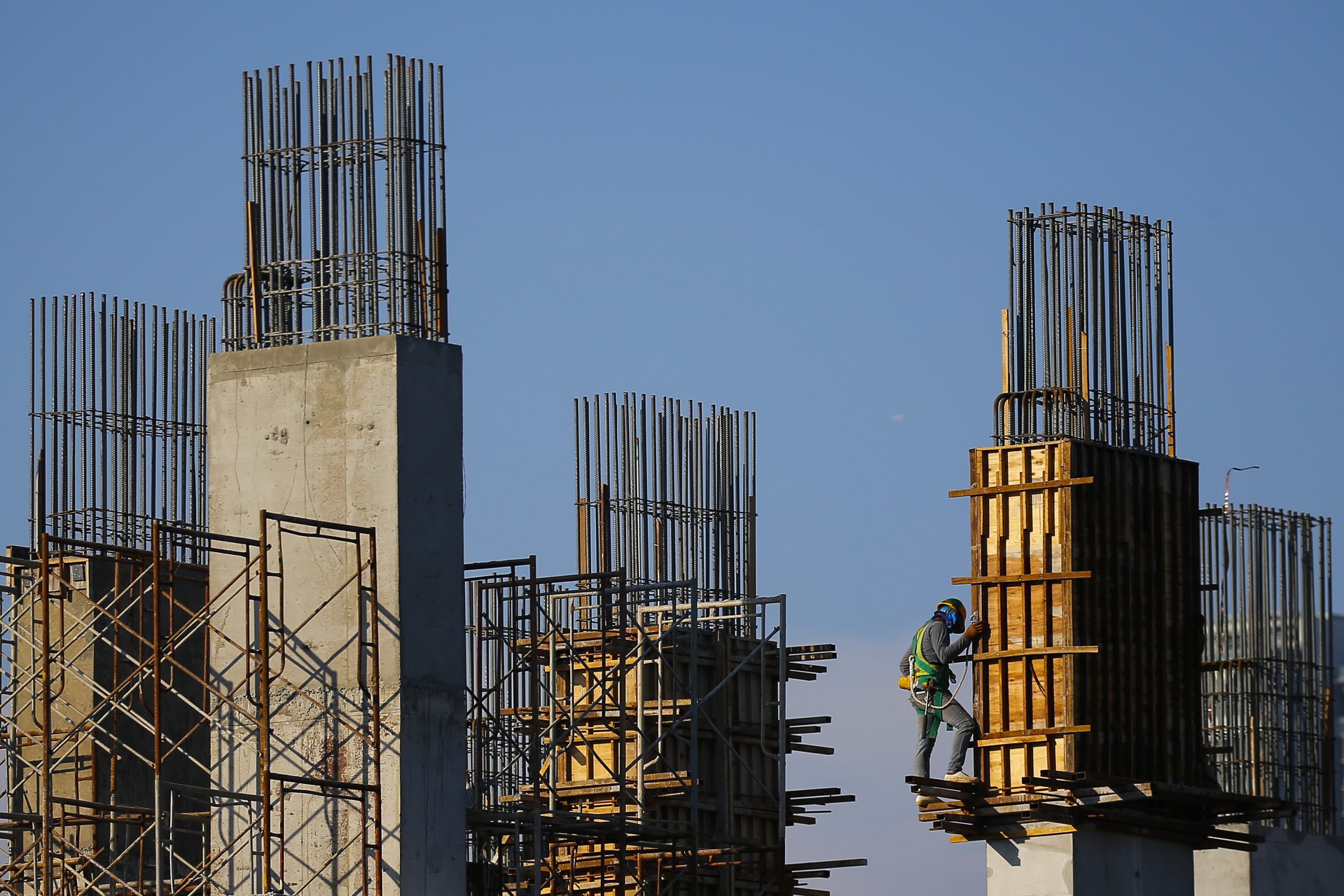 Gradilište radnici epa08048230 A construction worker labors on the top of a building in Kuala Lumpur, Malaysia, 06 December 2019.  EPA-EFE/FAZRY ISMAIL