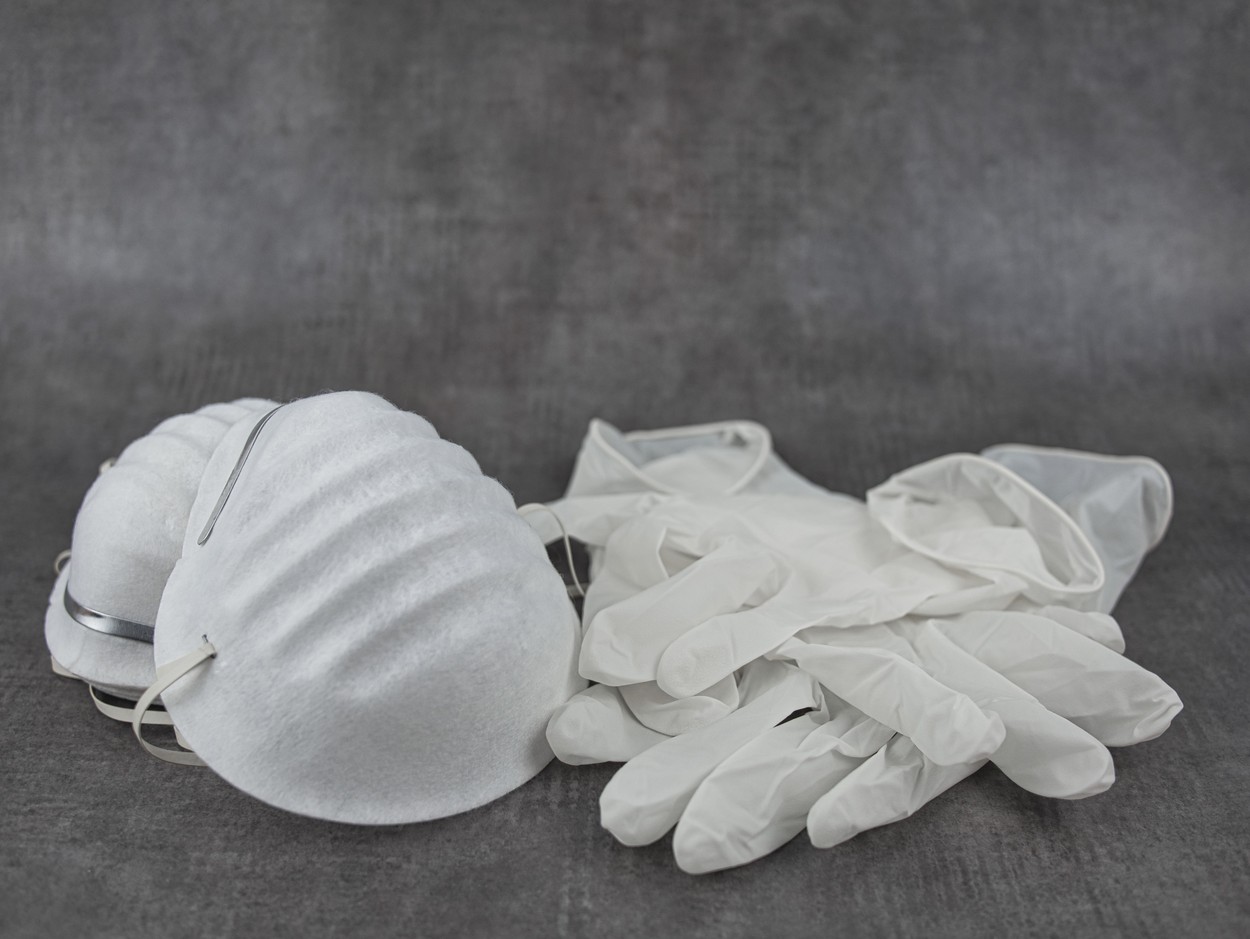 Breathing masks with elastic band and several disposable latex gloves, Image: 506787609, License: Royalty-free, Restrictions: , Model Release: no, Credit line: Christian Länger / Panthermedia / Profimedia