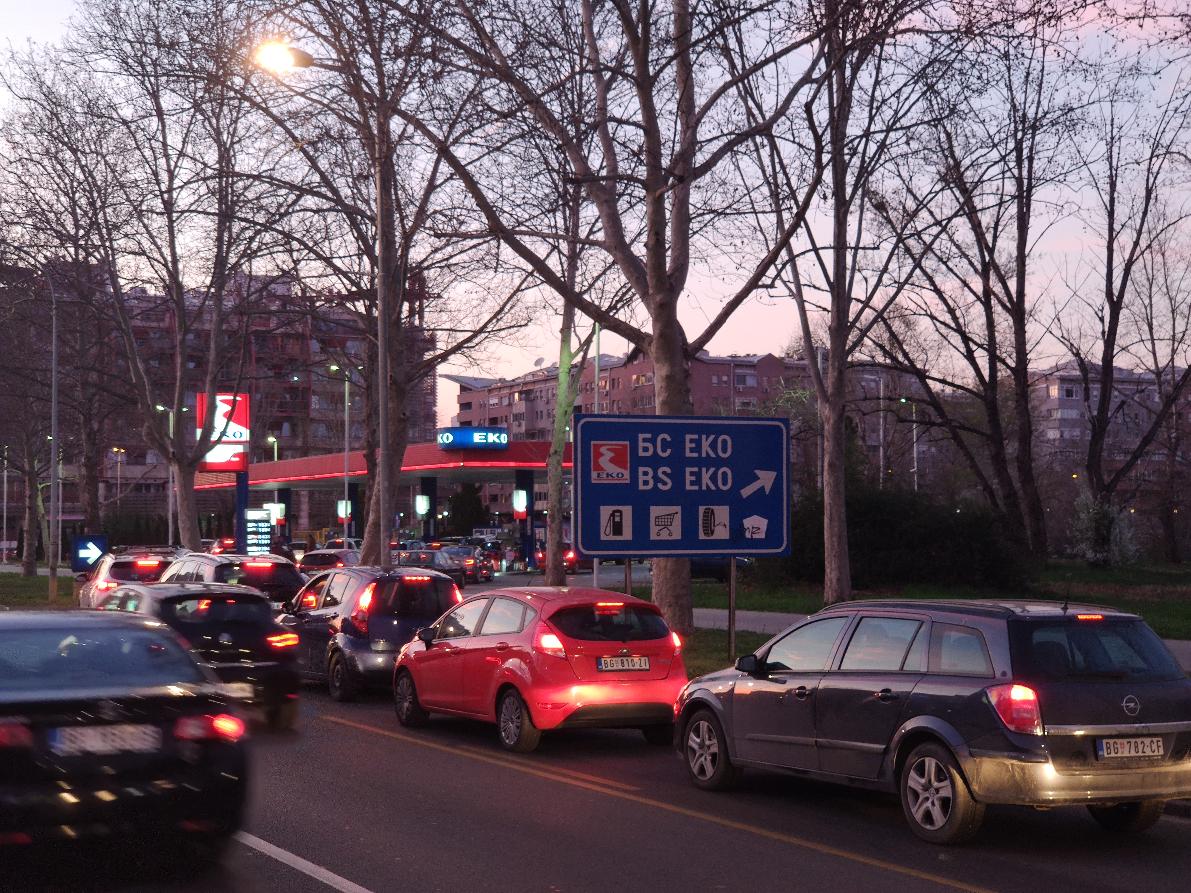 Beograd 19.03.2020. Benzinska pumpa, benzinska stanica, gužva, automobili, gorivo, benzin Foto: Goran Srdanov/Nova.rs