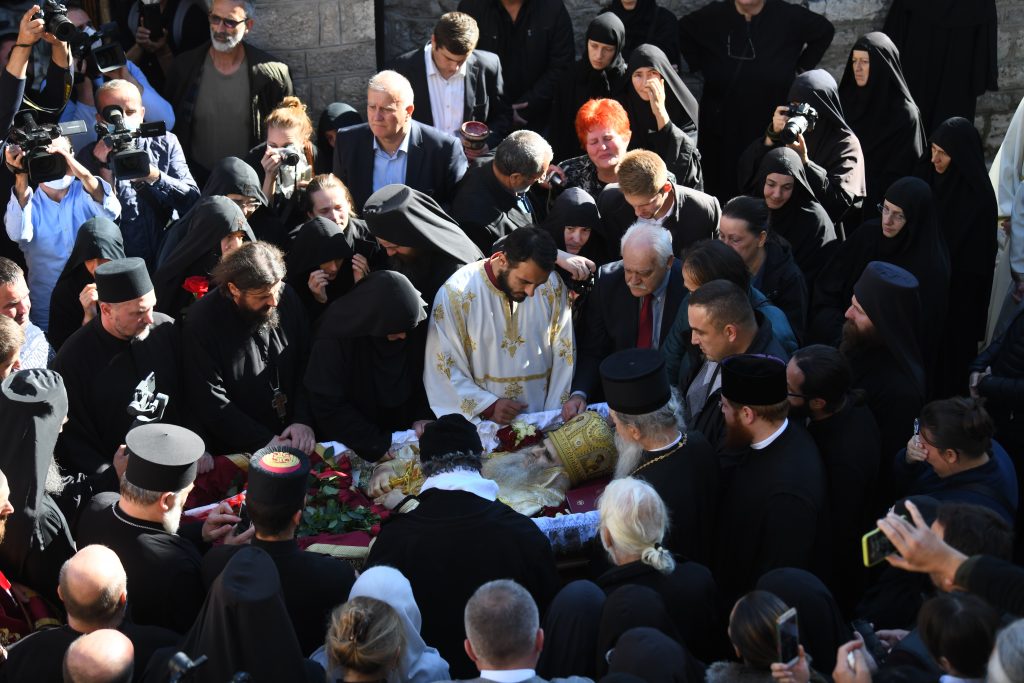 Cetinje, 31.10.2020.  Cetinjski manastir, Ispraćaj mitropolita Amfilohija sa Cetinja, vernici, kovčeg sa telom Miropolita, Amfilohije Foto: Goran Srdanov/Nova.rs