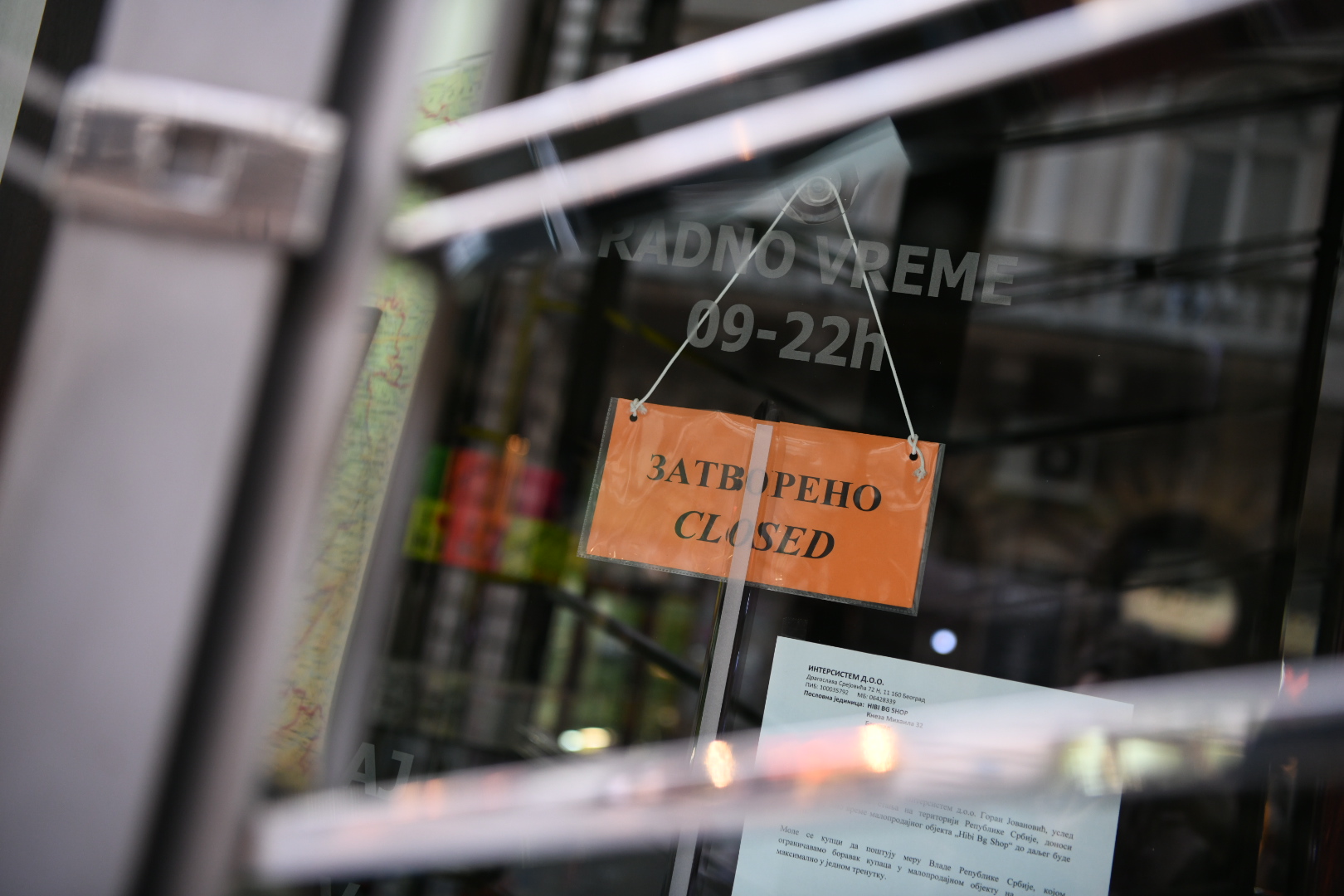 Beograd 18.03.2020. Zatvoren kafić, zatvoreno. Vanredno stanje, koronavirus, coronavirus, ulice, grad, dan, ljudi u gradu, pokrivalice Foto: Vesna Lalić/Nova.rs