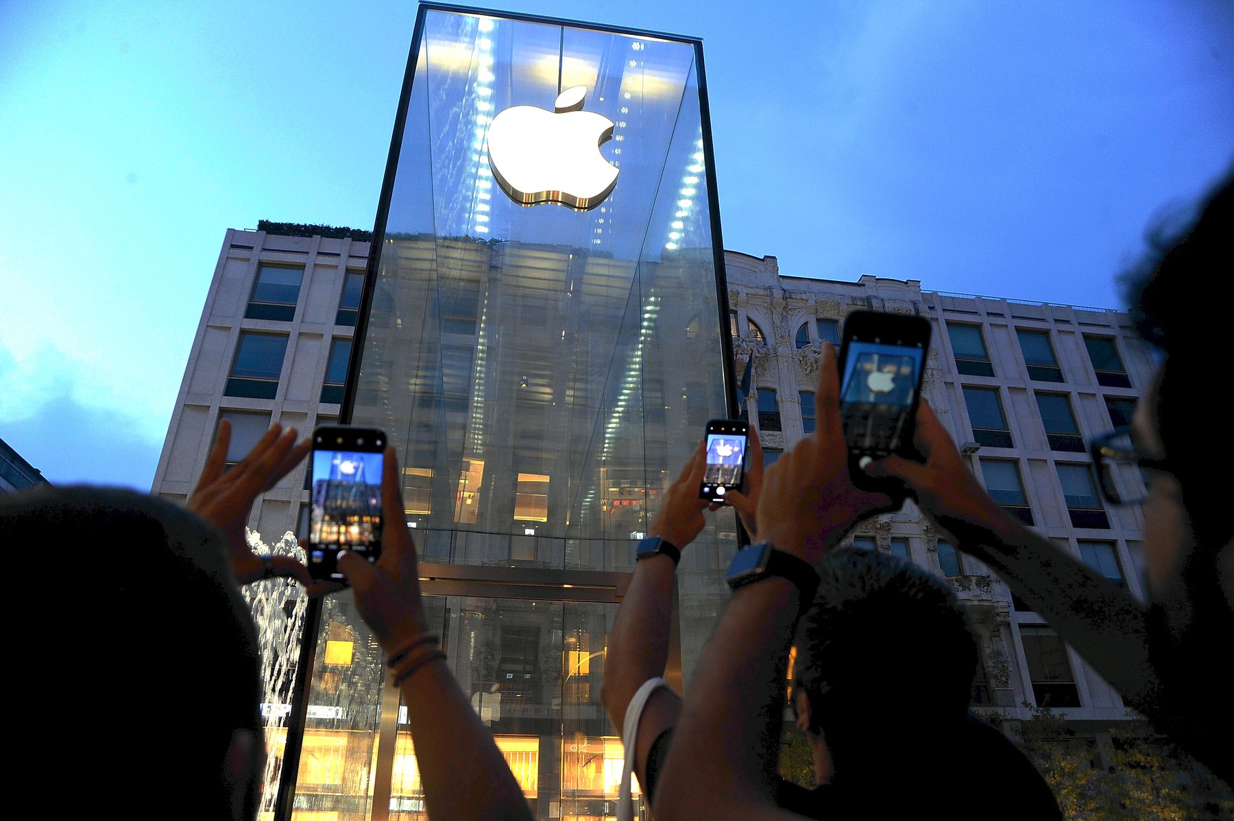 Italy, Milan: The new Apple store at Piazza Liberty