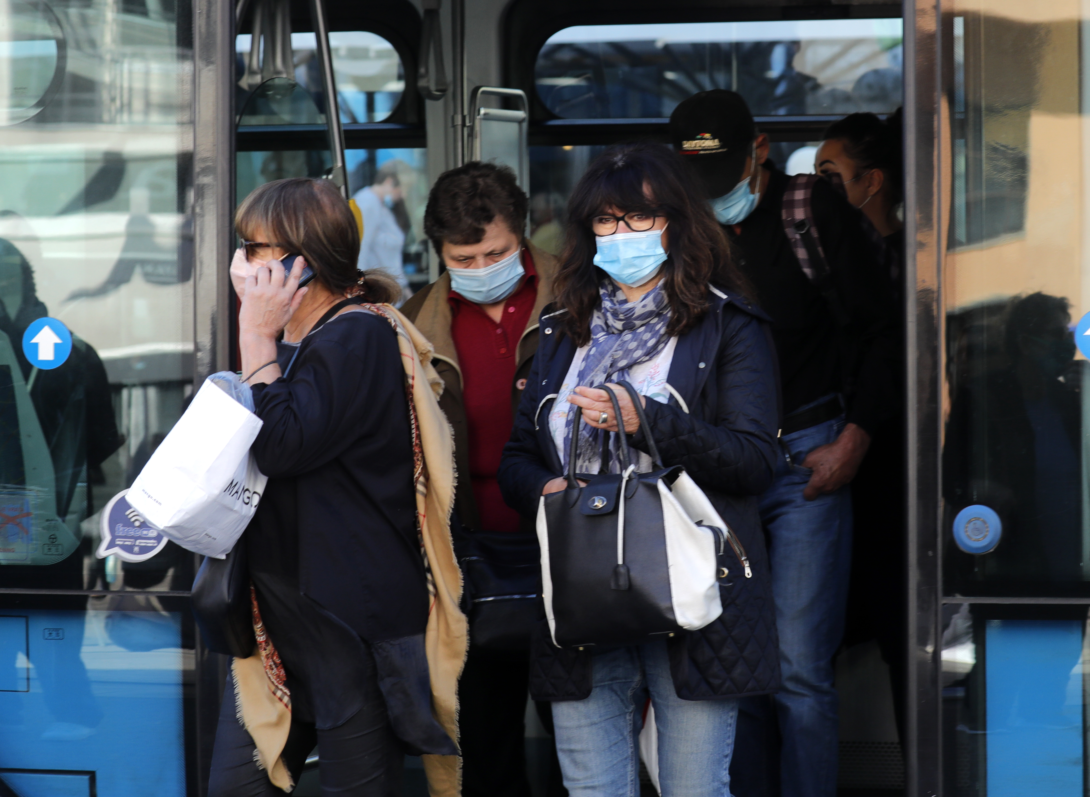 epa08758954 Citizens wear protective face masks in Zagreb, Croatia, 20 October 2020.  EPA-EFE/ANTONIO BAT