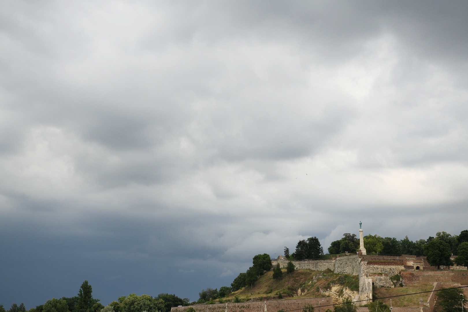 Beograd 03.07.2020. Pred kišu, oblai, oblačno vreme, tamno nebo, crno nebo, Kalemegdan Foto: Vesna Lalić/Nova.rs